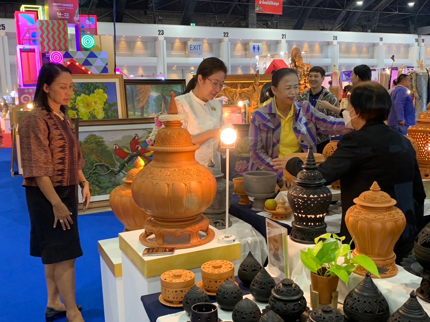 พช.นนท์เยี่ยมชมและให้กำลังใจ ผู้ผลิต ผู้ประกอบการ OTOP จังหวัดนนทบุรี ที่ร่วมจัดแสดงและจำหน่ายผลิตภัณฑ์ OTOP ภายในงาน OTOP City 2024