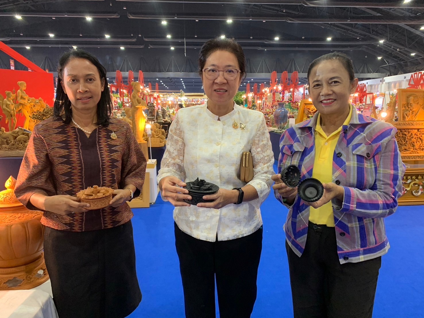 พช.นนท์เยี่ยมชมและให้กำลังใจ ผู้ผลิต ผู้ประกอบการ OTOP จังหวัดนนทบุรี ที่ร่วมจัดแสดงและจำหน่ายผลิตภัณฑ์ OTOP ภายในงาน OTOP City 2024