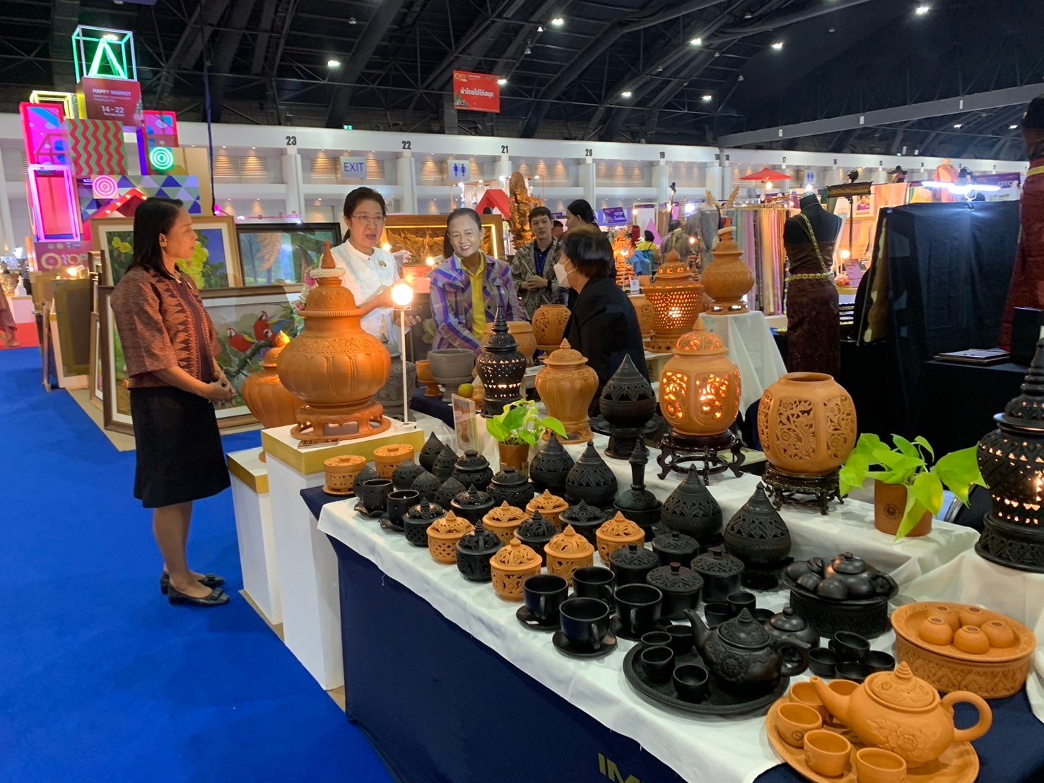 พช.นนท์เยี่ยมชมและให้กำลังใจ ผู้ผลิต ผู้ประกอบการ OTOP จังหวัดนนทบุรี ที่ร่วมจัดแสดงและจำหน่ายผลิตภัณฑ์ OTOP ภายในงาน OTOP City 2024