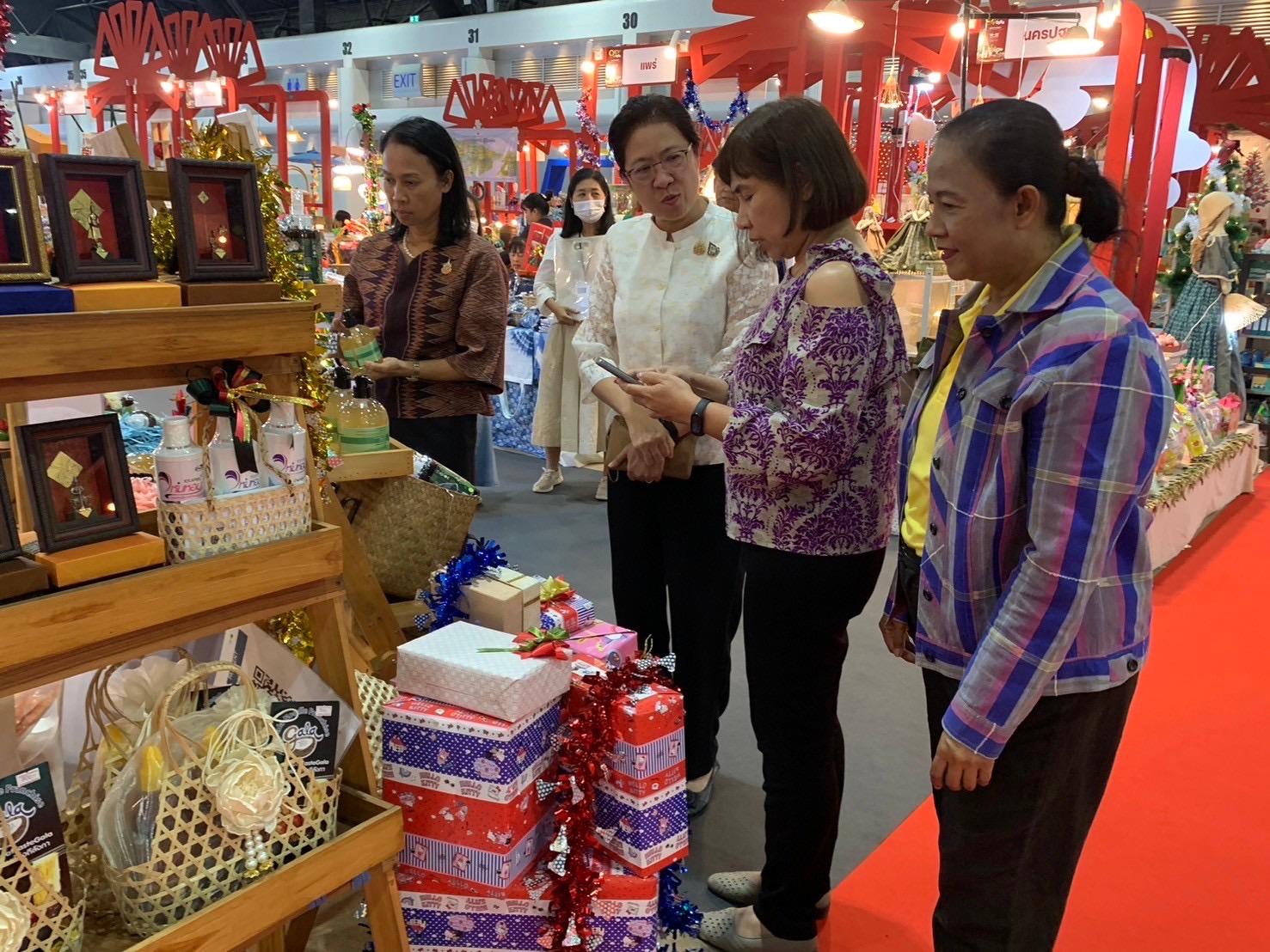 พช.นนท์เยี่ยมชมและให้กำลังใจ ผู้ผลิต ผู้ประกอบการ OTOP จังหวัดนนทบุรี ที่ร่วมจัดแสดงและจำหน่ายผลิตภัณฑ์ OTOP ภายในงาน OTOP City 2024