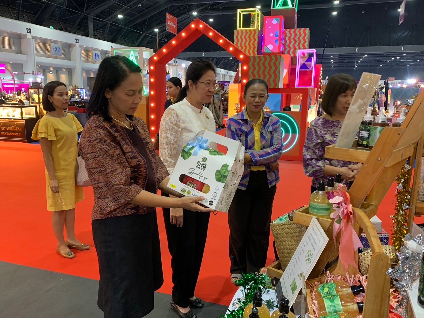 พช.นนท์เยี่ยมชมและให้กำลังใจ ผู้ผลิต ผู้ประกอบการ OTOP จังหวัดนนทบุรี ที่ร่วมจัดแสดงและจำหน่ายผลิตภัณฑ์ OTOP ภายในงาน OTOP City 2024