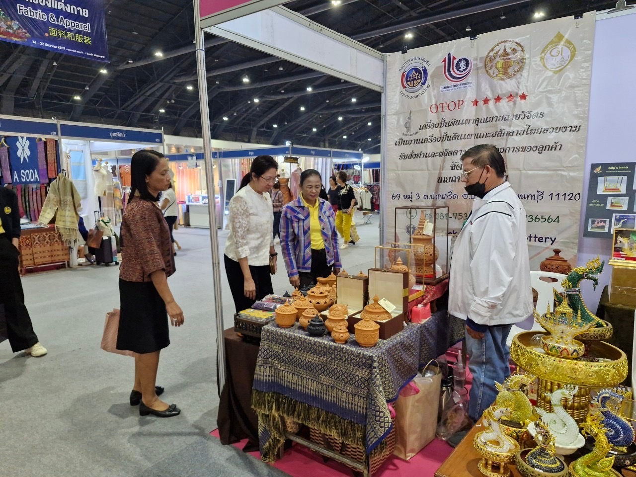 พช.นนท์เยี่ยมชมและให้กำลังใจ ผู้ผลิต ผู้ประกอบการ OTOP จังหวัดนนทบุรี ที่ร่วมจัดแสดงและจำหน่ายผลิตภัณฑ์ OTOP ภายในงาน OTOP City 2024