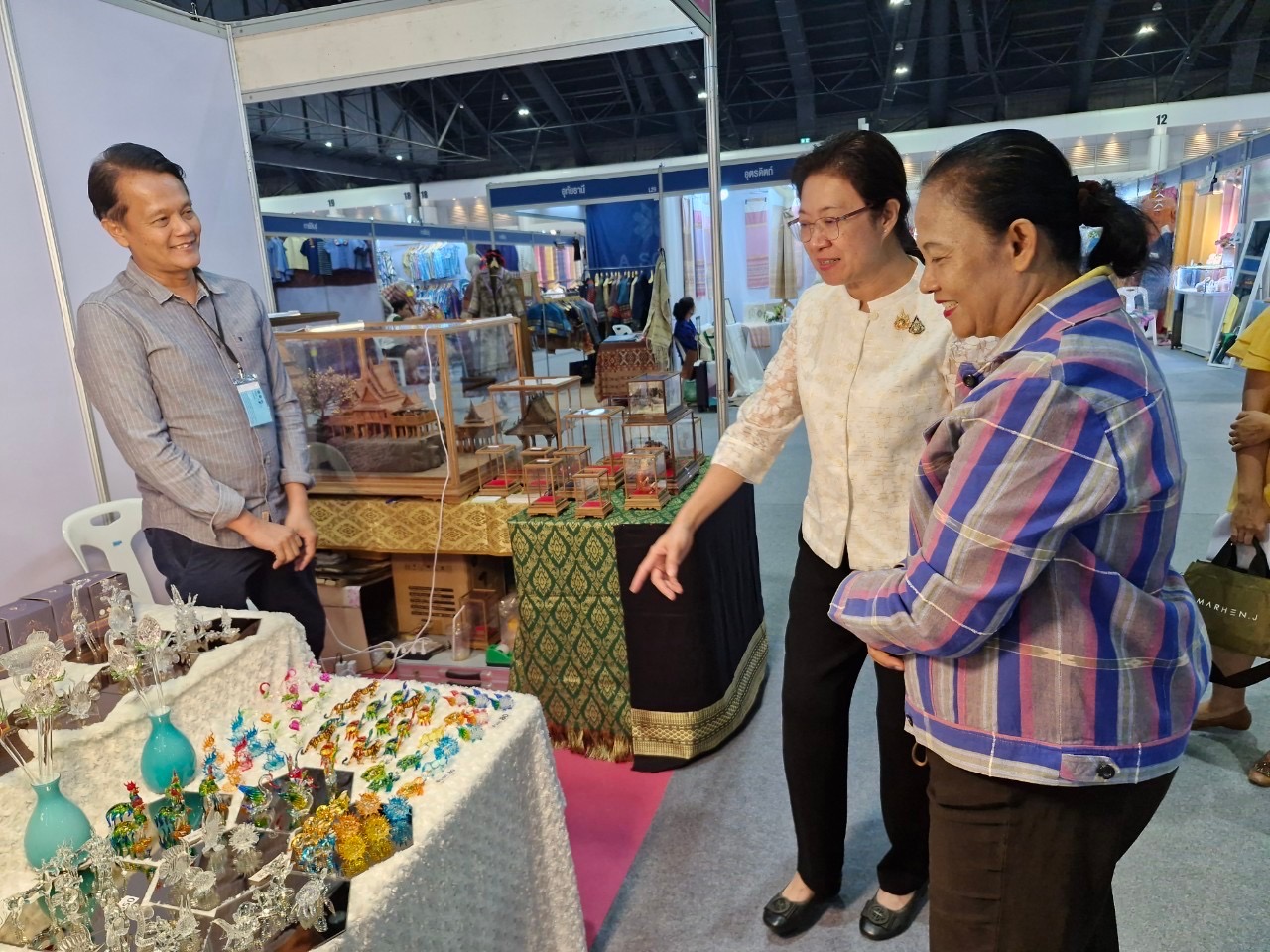 พช.นนท์เยี่ยมชมและให้กำลังใจ ผู้ผลิต ผู้ประกอบการ OTOP จังหวัดนนทบุรี ที่ร่วมจัดแสดงและจำหน่ายผลิตภัณฑ์ OTOP ภายในงาน OTOP City 2024