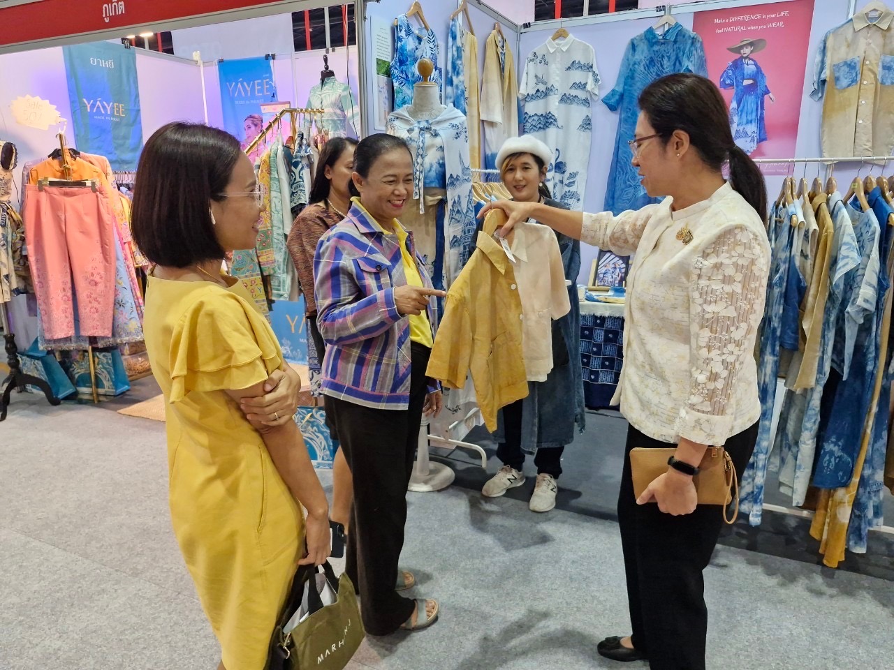 พช.นนท์เยี่ยมชมและให้กำลังใจ ผู้ผลิต ผู้ประกอบการ OTOP จังหวัดนนทบุรี ที่ร่วมจัดแสดงและจำหน่ายผลิตภัณฑ์ OTOP ภายในงาน OTOP City 2024