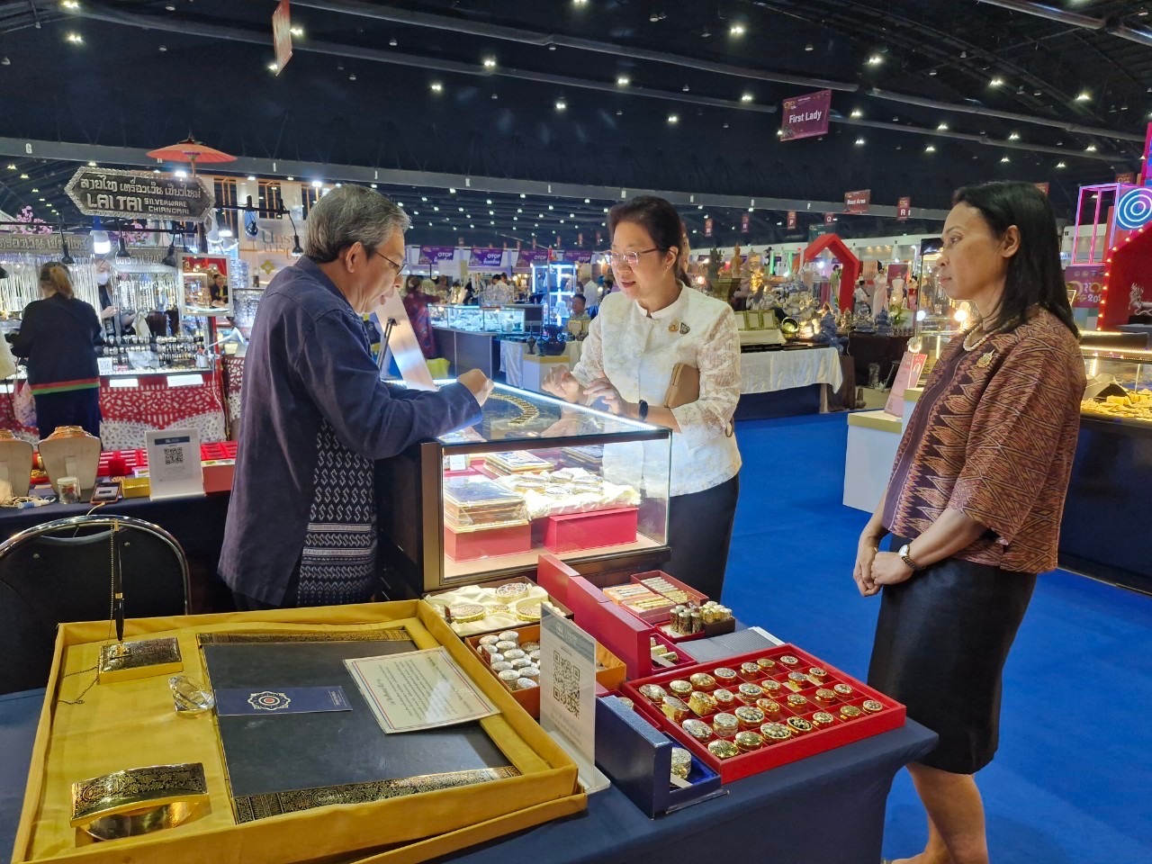 พช.นนท์เยี่ยมชมและให้กำลังใจ ผู้ผลิต ผู้ประกอบการ OTOP จังหวัดนนทบุรี ที่ร่วมจัดแสดงและจำหน่ายผลิตภัณฑ์ OTOP ภายในงาน OTOP City 2024