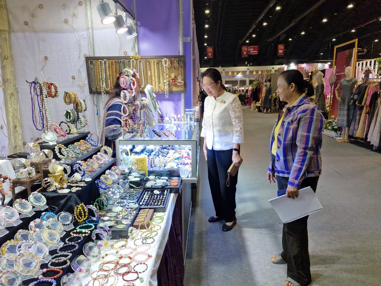 พช.นนท์เยี่ยมชมและให้กำลังใจ ผู้ผลิต ผู้ประกอบการ OTOP จังหวัดนนทบุรี ที่ร่วมจัดแสดงและจำหน่ายผลิตภัณฑ์ OTOP ภายในงาน OTOP City 2024