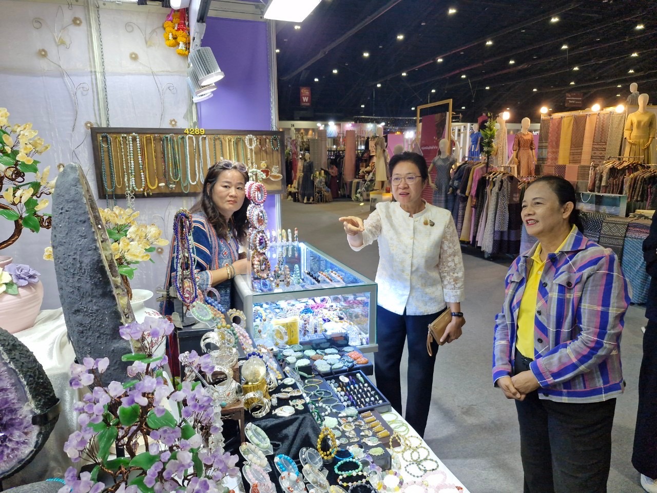 พช.นนท์เยี่ยมชมและให้กำลังใจ ผู้ผลิต ผู้ประกอบการ OTOP จังหวัดนนทบุรี ที่ร่วมจัดแสดงและจำหน่ายผลิตภัณฑ์ OTOP ภายในงาน OTOP City 2024