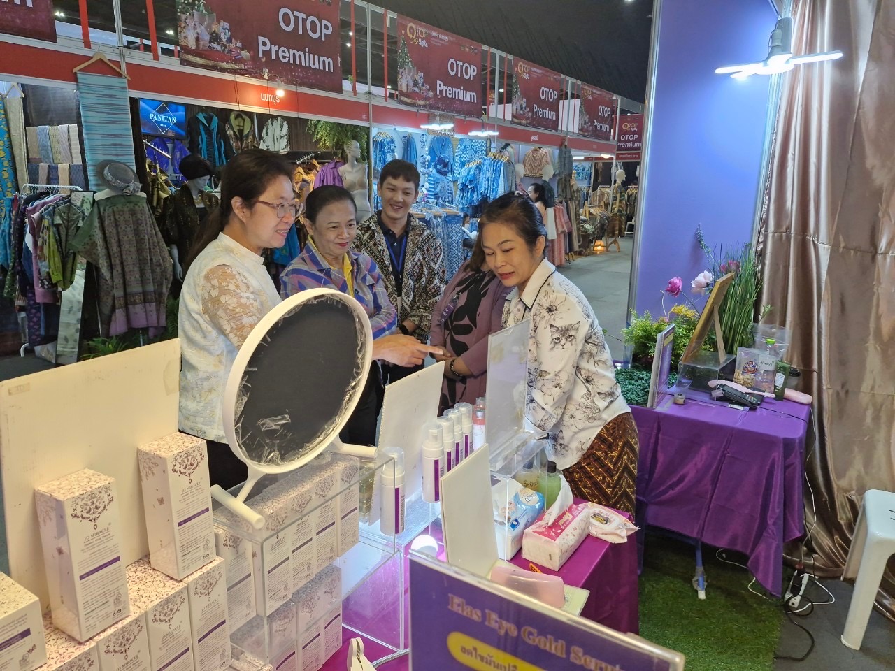 พช.นนท์เยี่ยมชมและให้กำลังใจ ผู้ผลิต ผู้ประกอบการ OTOP จังหวัดนนทบุรี ที่ร่วมจัดแสดงและจำหน่ายผลิตภัณฑ์ OTOP ภายในงาน OTOP City 2024