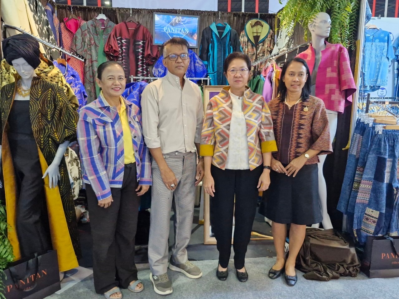 พช.นนท์เยี่ยมชมและให้กำลังใจ ผู้ผลิต ผู้ประกอบการ OTOP จังหวัดนนทบุรี ที่ร่วมจัดแสดงและจำหน่ายผลิตภัณฑ์ OTOP ภายในงาน OTOP City 2024