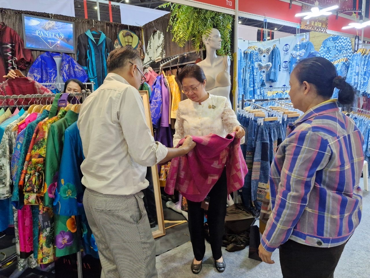 พช.นนท์เยี่ยมชมและให้กำลังใจ ผู้ผลิต ผู้ประกอบการ OTOP จังหวัดนนทบุรี ที่ร่วมจัดแสดงและจำหน่ายผลิตภัณฑ์ OTOP ภายในงาน OTOP City 2024