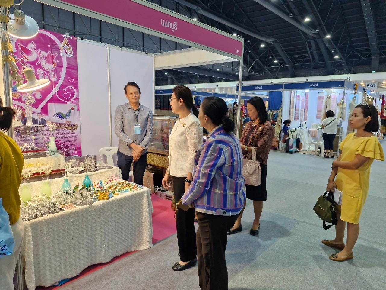 พช.นนท์เยี่ยมชมและให้กำลังใจ ผู้ผลิต ผู้ประกอบการ OTOP จังหวัดนนทบุรี ที่ร่วมจัดแสดงและจำหน่ายผลิตภัณฑ์ OTOP ภายในงาน OTOP City 2024