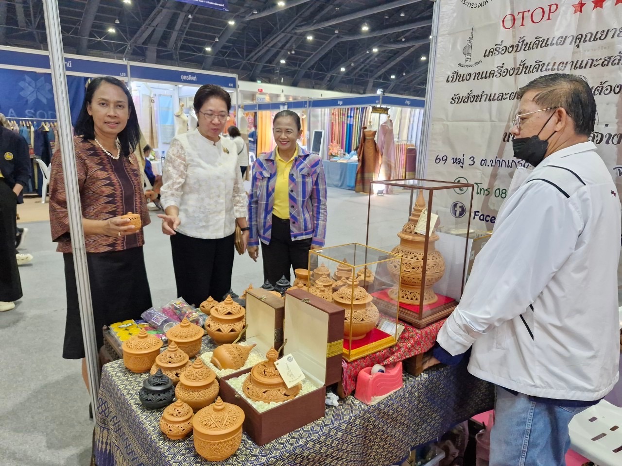 พช.นนท์เยี่ยมชมและให้กำลังใจ ผู้ผลิต ผู้ประกอบการ OTOP จังหวัดนนทบุรี ที่ร่วมจัดแสดงและจำหน่ายผลิตภัณฑ์ OTOP ภายในงาน OTOP City 2024