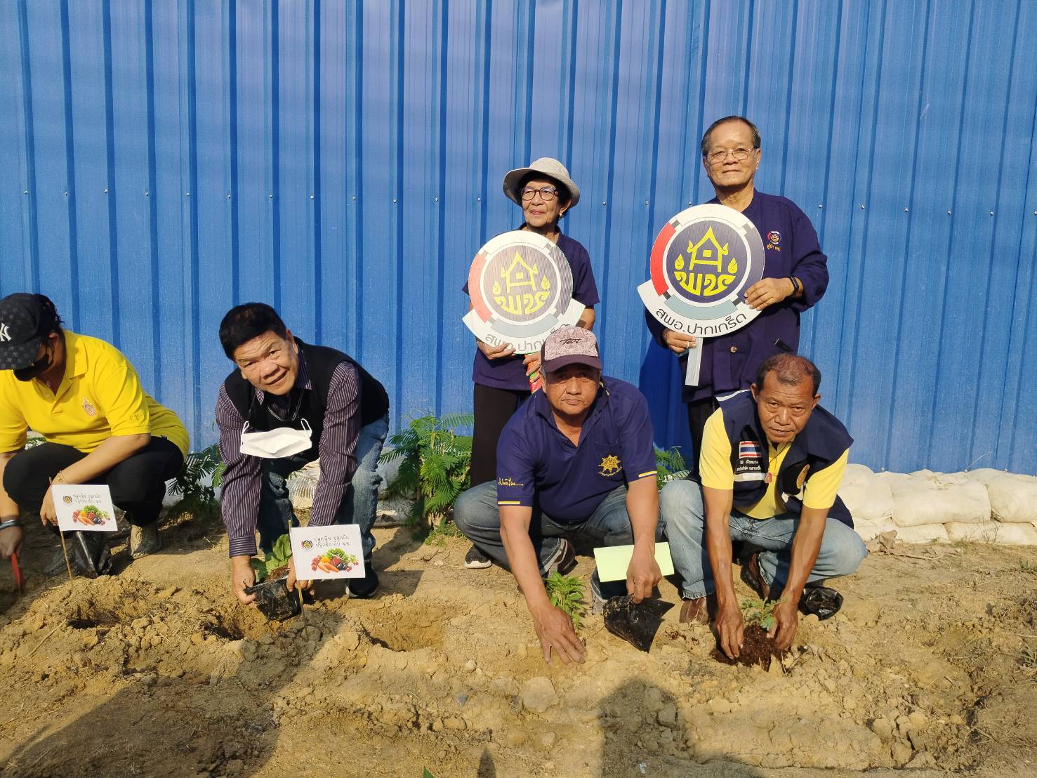 พช.ปากเกร็ดจัดกิจกรรมปลูกผักสวนครัว ตามโครงการอช.ร่วมใจ ขจัดภัยแก้จน พัฒนาชุมชน อย่างพอเพียง อำเภอปากเกร็ด