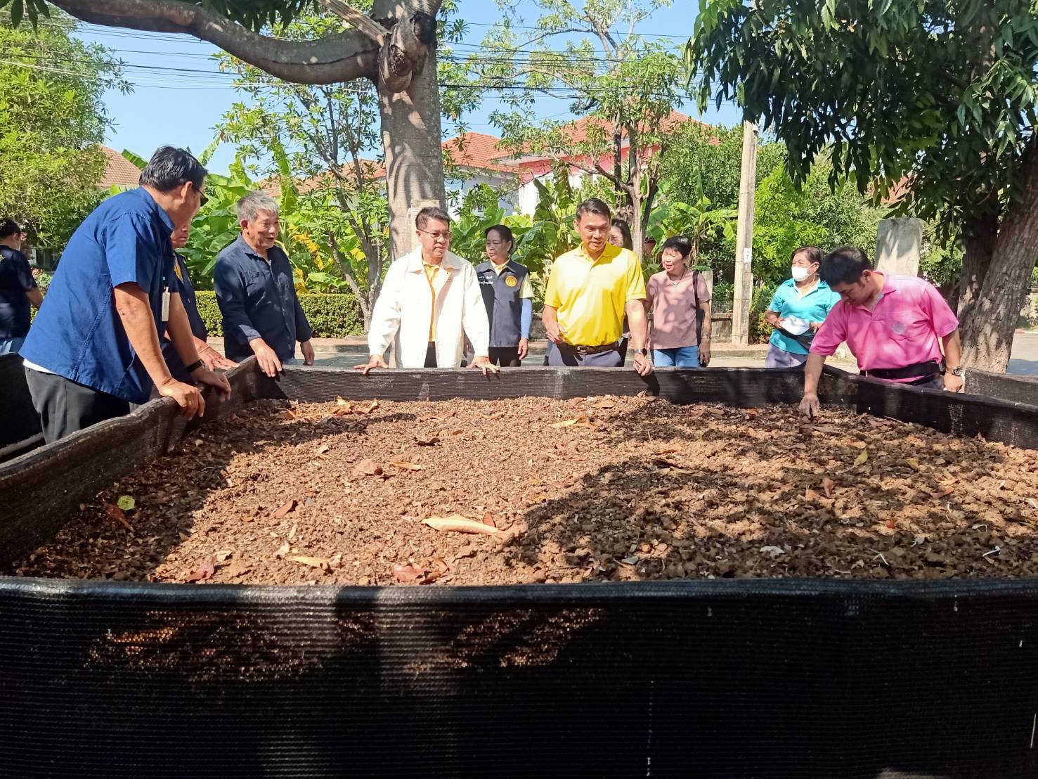 สพอ.บางกรวยลงพื้นที่ติดตามการดำเนินงาน โครงการสร้างเสวียน เปลี่ยน! ใบไม้เป็นปุ๋ย