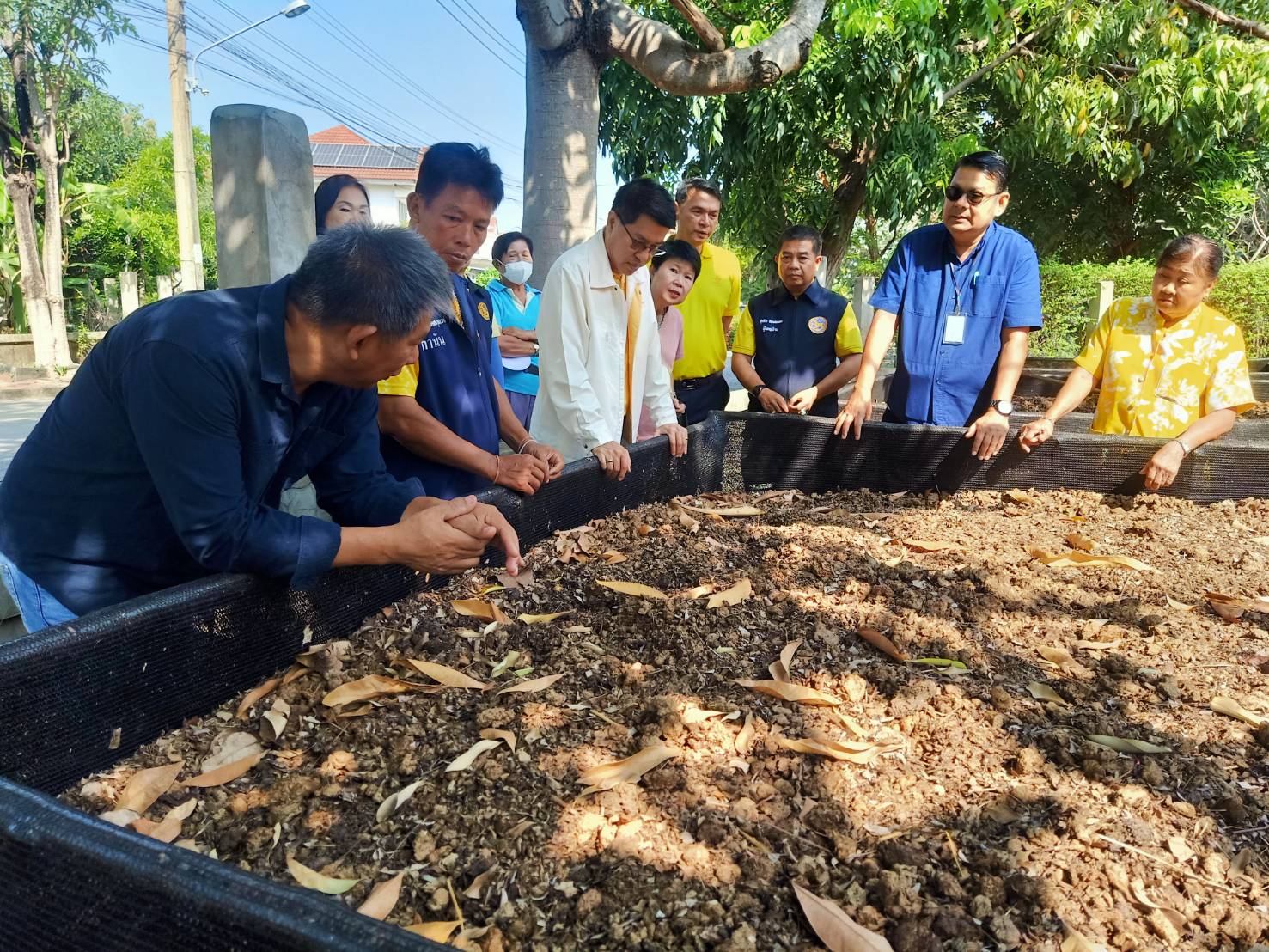 สพอ.บางกรวยลงพื้นที่ติดตามการดำเนินงาน โครงการสร้างเสวียน เปลี่ยน! ใบไม้เป็นปุ๋ย