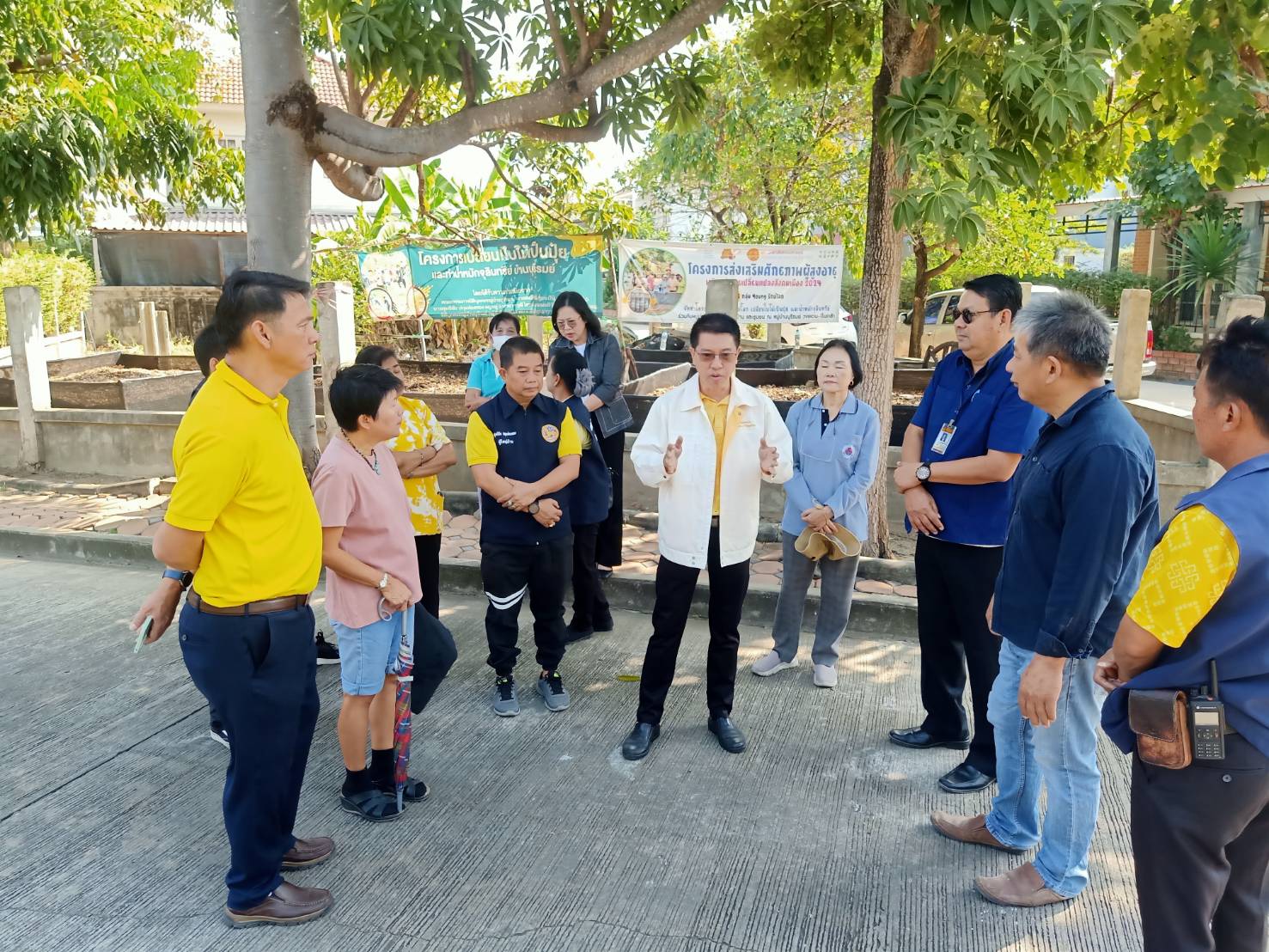 สพอ.บางกรวยลงพื้นที่ติดตามการดำเนินงาน โครงการสร้างเสวียน เปลี่ยน! ใบไม้เป็นปุ๋ย