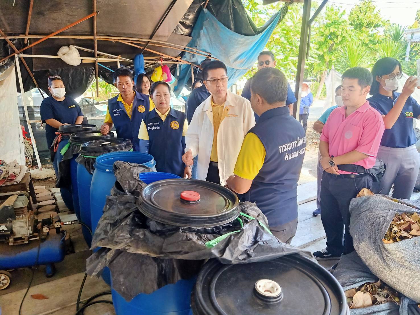 สพอ.บางกรวยลงพื้นที่ติดตามการดำเนินงาน โครงการสร้างเสวียน เปลี่ยน! ใบไม้เป็นปุ๋ย