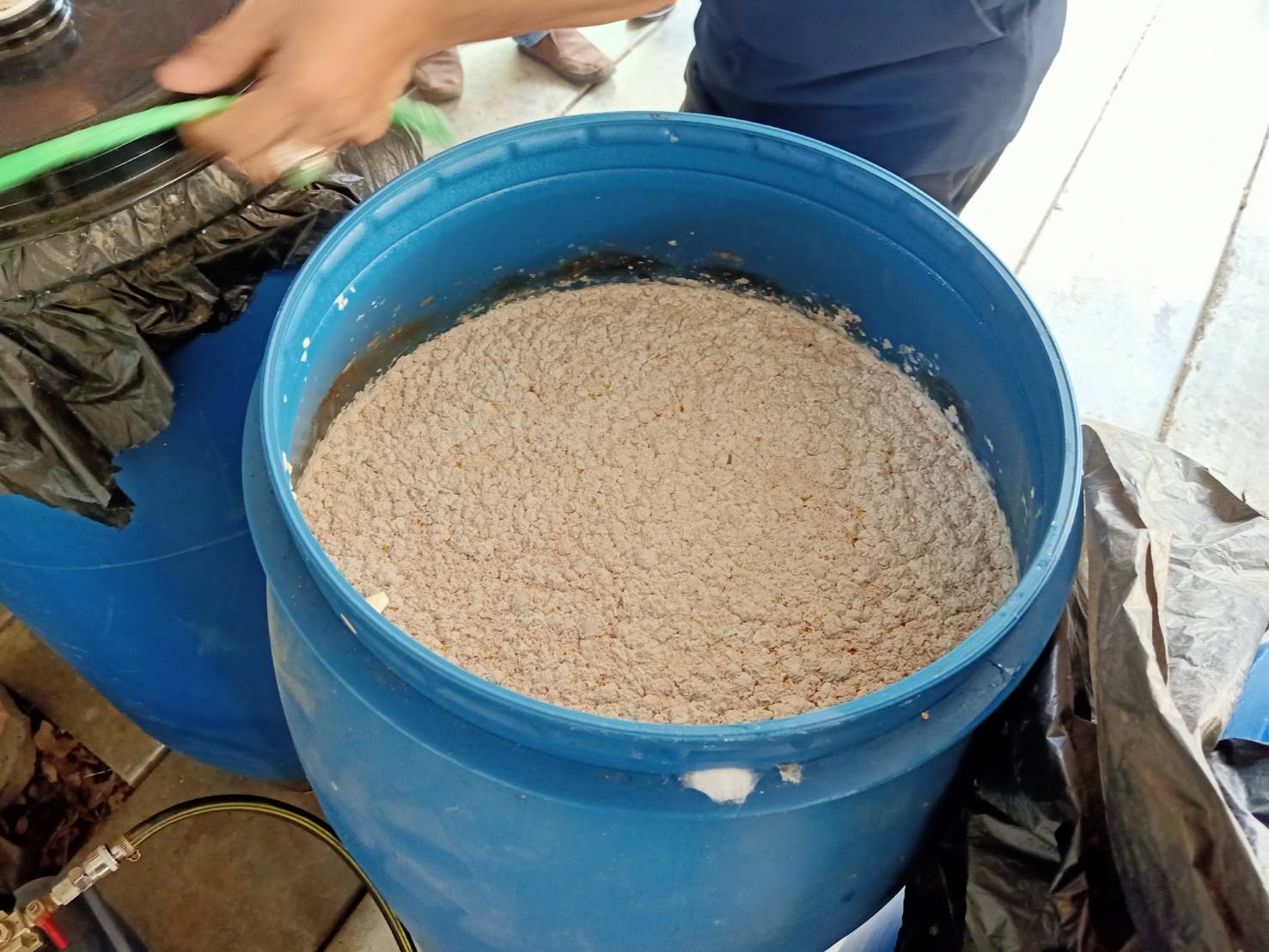 สพอ.บางกรวยลงพื้นที่ติดตามการดำเนินงาน โครงการสร้างเสวียน เปลี่ยน! ใบไม้เป็นปุ๋ย