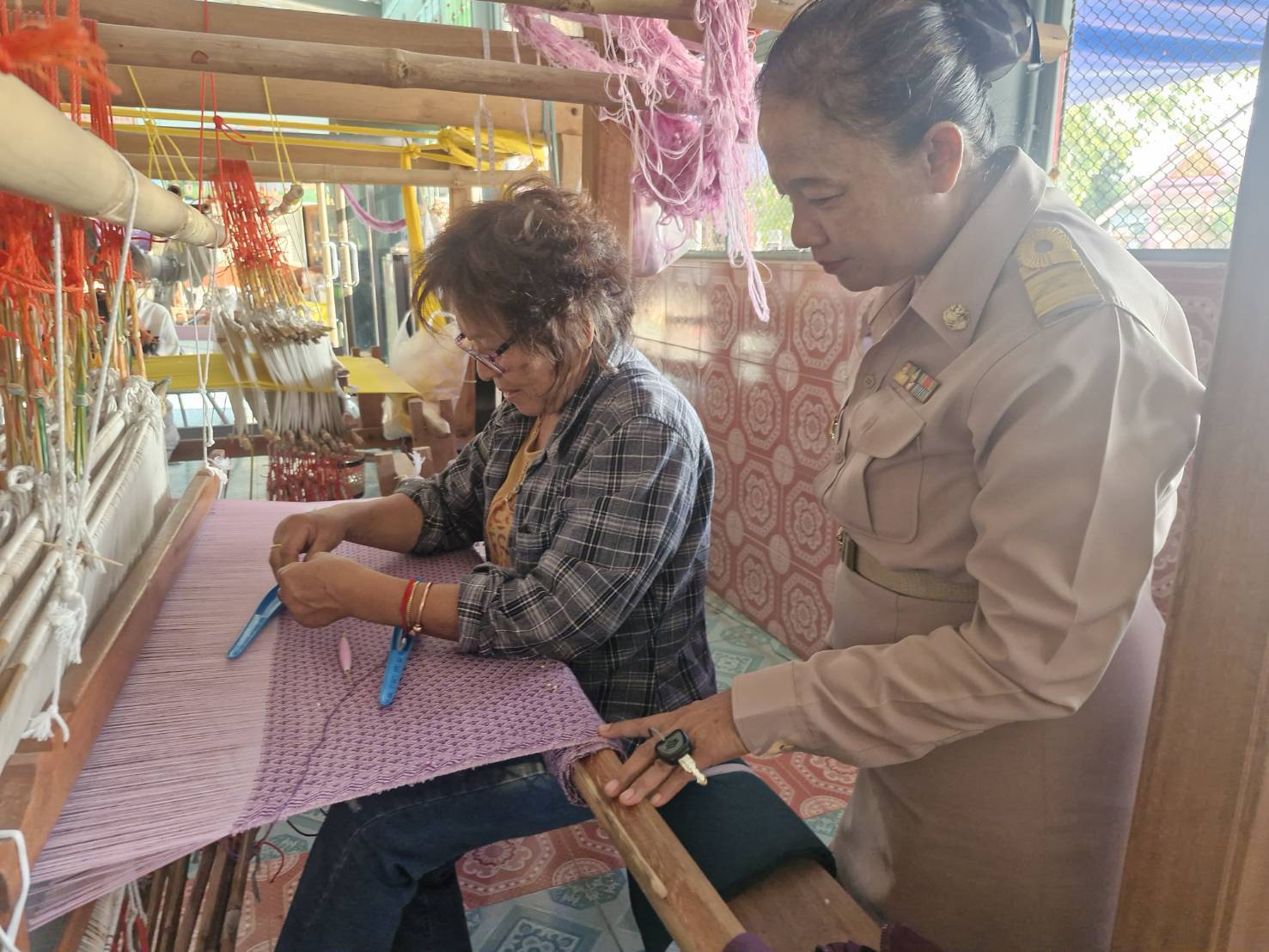 📢🏆🧵สพจ.นนทบุรีร่วมกับสพอ.บางกรวยลงพื้นที่ตรวจเยี่ยมและให้กำลังใจสมาชิกกลุ่มทอผ้าจังหวัดนนทบุรี
