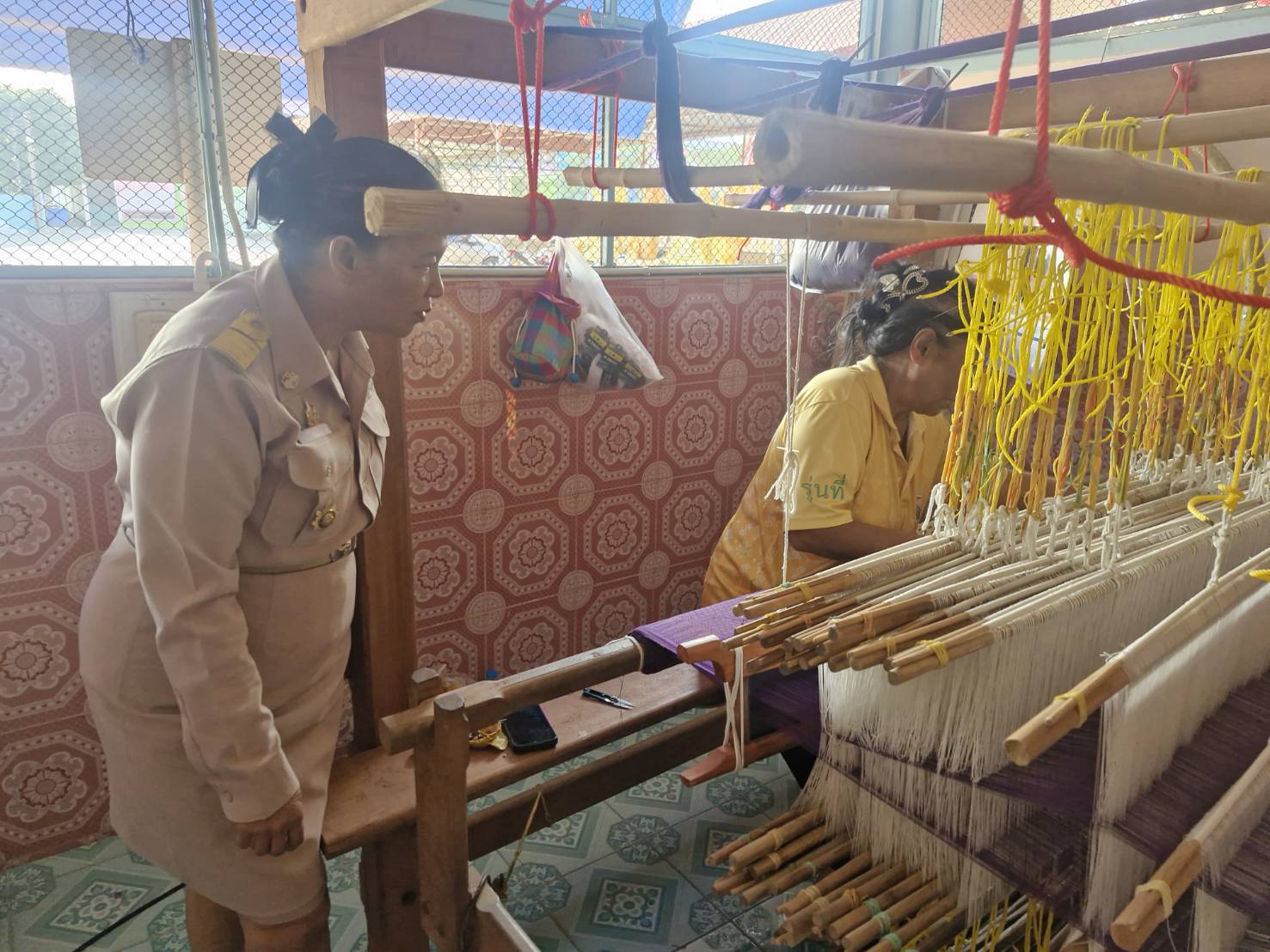 📢🏆🧵สพจ.นนทบุรีร่วมกับสพอ.บางกรวยลงพื้นที่ตรวจเยี่ยมและให้กำลังใจสมาชิกกลุ่มทอผ้าจังหวัดนนทบุรี