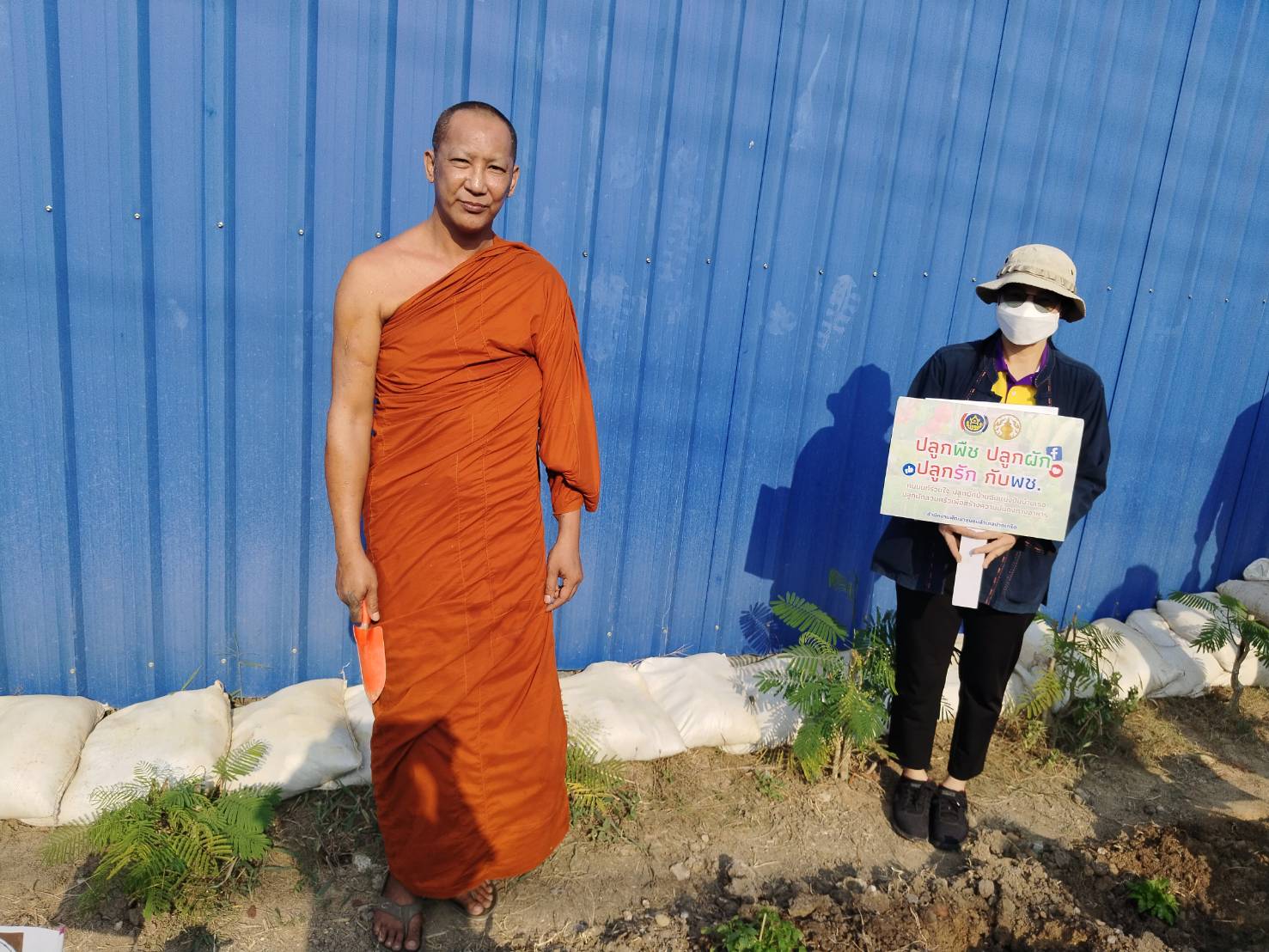 พช.ปากเกร็ดจัดกิจกรรมปลูกผักสวนครัว ตามโครงการอช.ร่วมใจ ขจัดภัยแก้จน พัฒนาชุมชน อย่างพอเพียง อำเภอปากเกร็ด