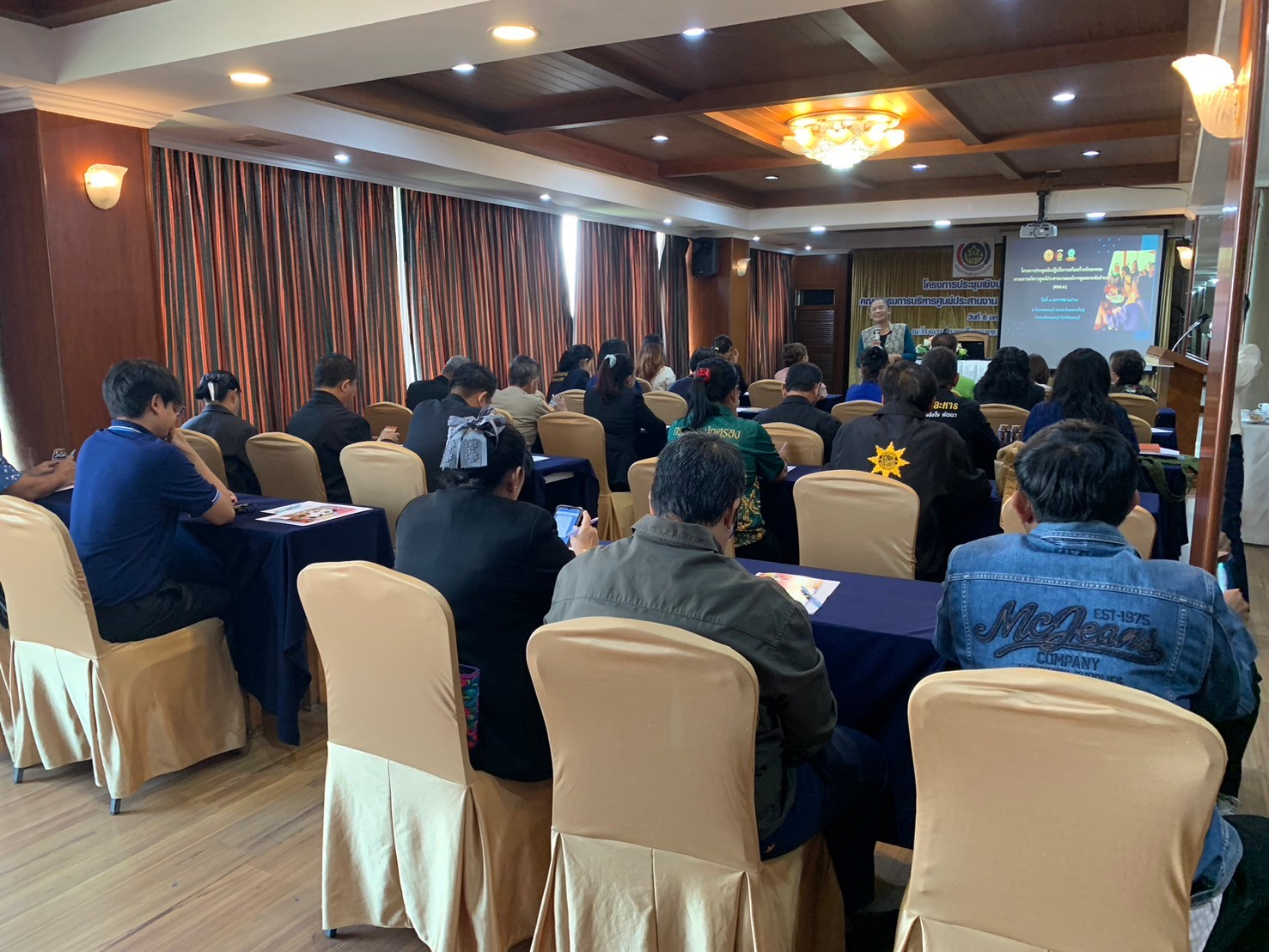 พช.นนท์ จัดประชุมเชิงปฏิบัติการเสริมสร้างทักษะคณะกรรมการบริหารศูนย์ประสานงานองค์การชุมชนระดับอำเภอ (ศอช.อ.)