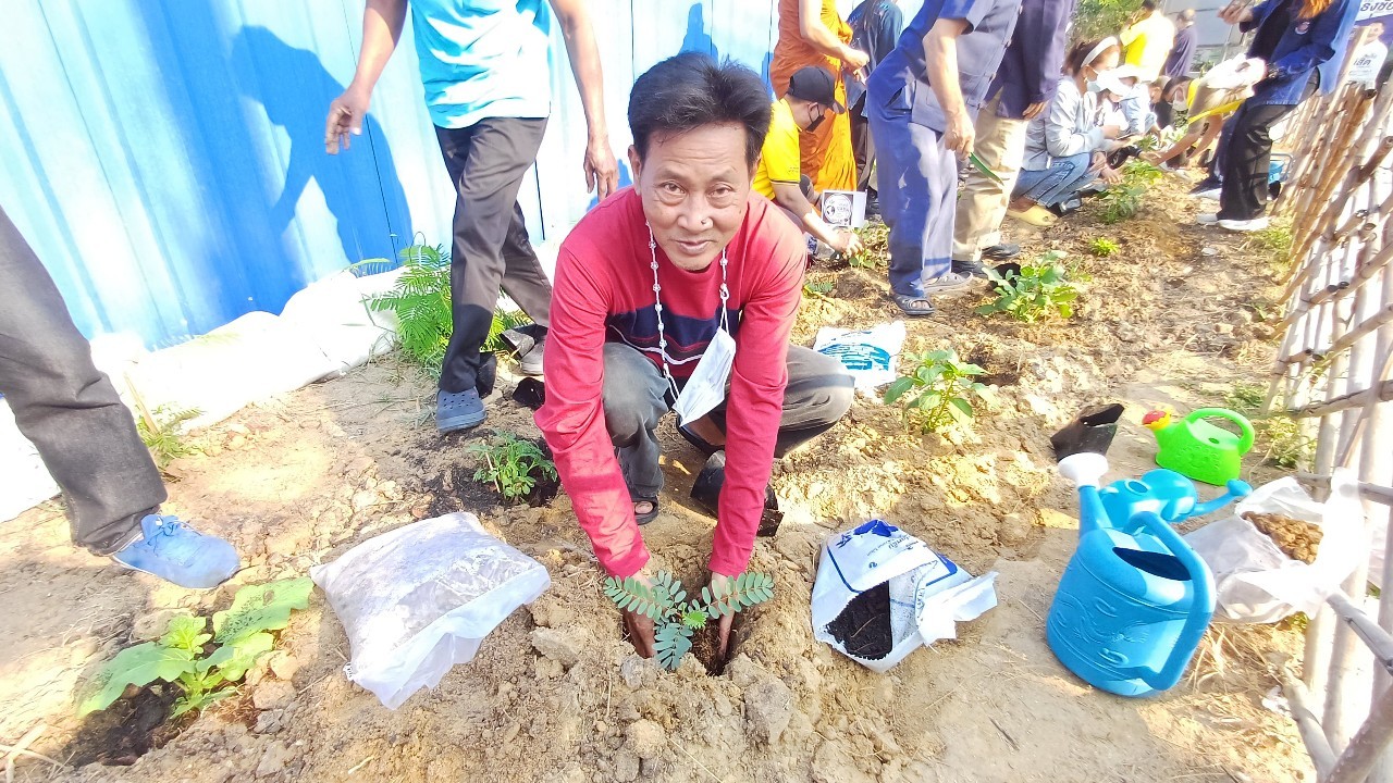 พช.ปากเกร็ดจัดกิจกรรมปลูกผักสวนครัว ตามโครงการอช.ร่วมใจ ขจัดภัยแก้จน พัฒนาชุมชน อย่างพอเพียง อำเภอปากเกร็ด