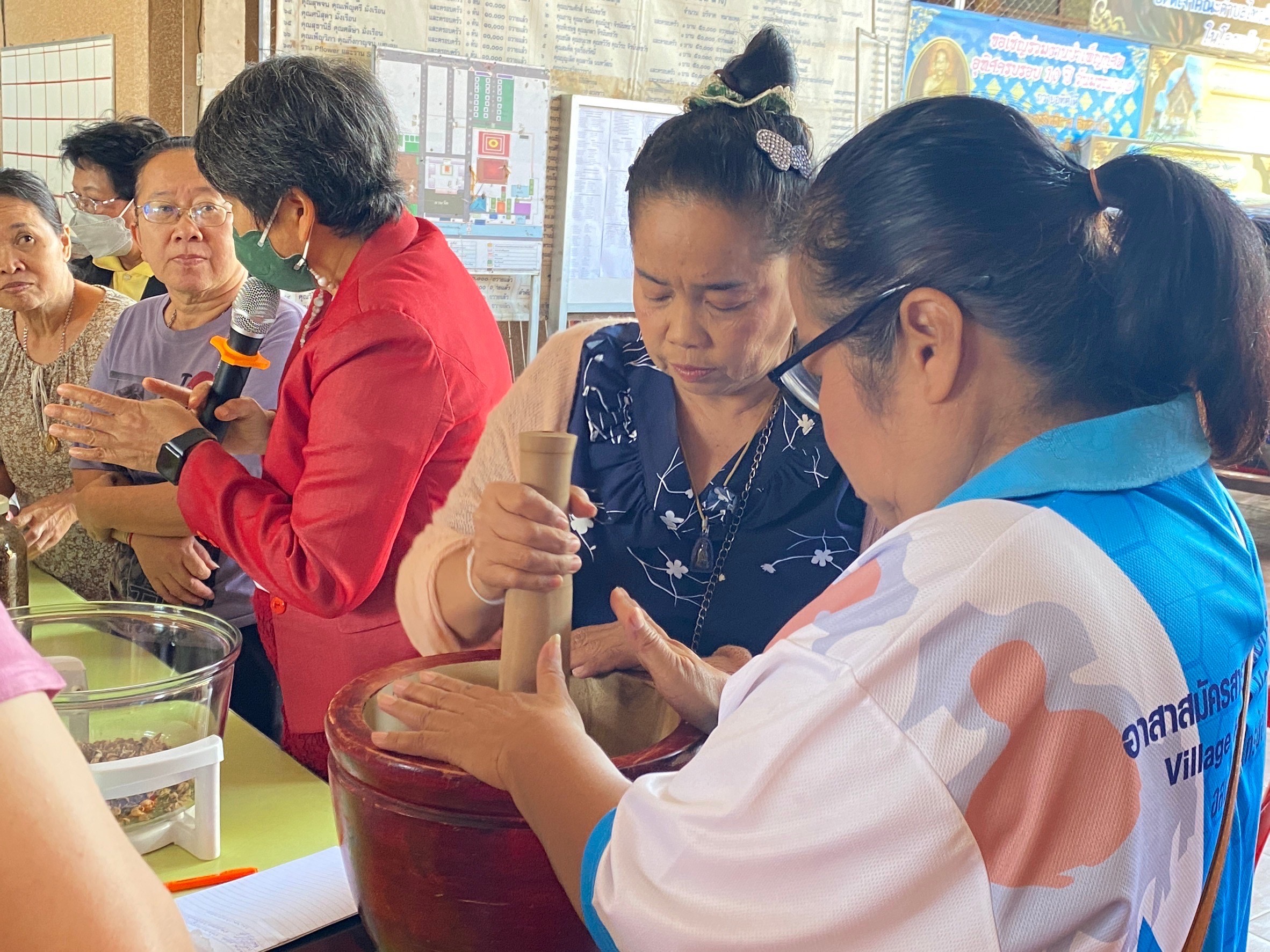 ”สพอ.ไทรน้อยดำเนินโครงการฝึกอบรมอาชีพครัวเรือนที่มีปัญหาด้านอาชีพและรายได้ตามแนวทางการสร้างสัมมาชีพชุมชน“