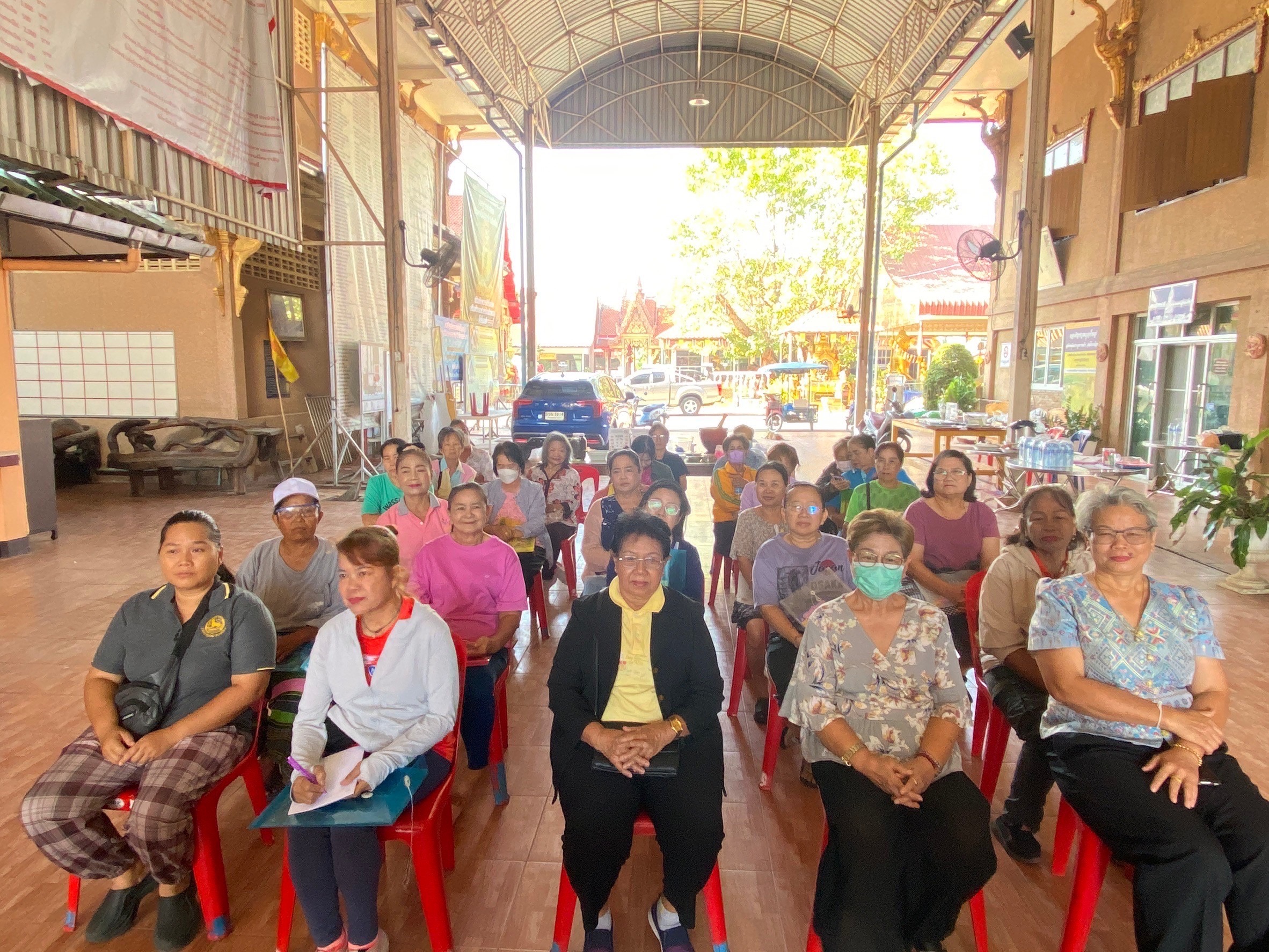 ”สพอ.ไทรน้อยดำเนินโครงการฝึกอบรมอาชีพครัวเรือนที่มีปัญหาด้านอาชีพและรายได้ตามแนวทางการสร้างสัมมาชีพชุมชน“
