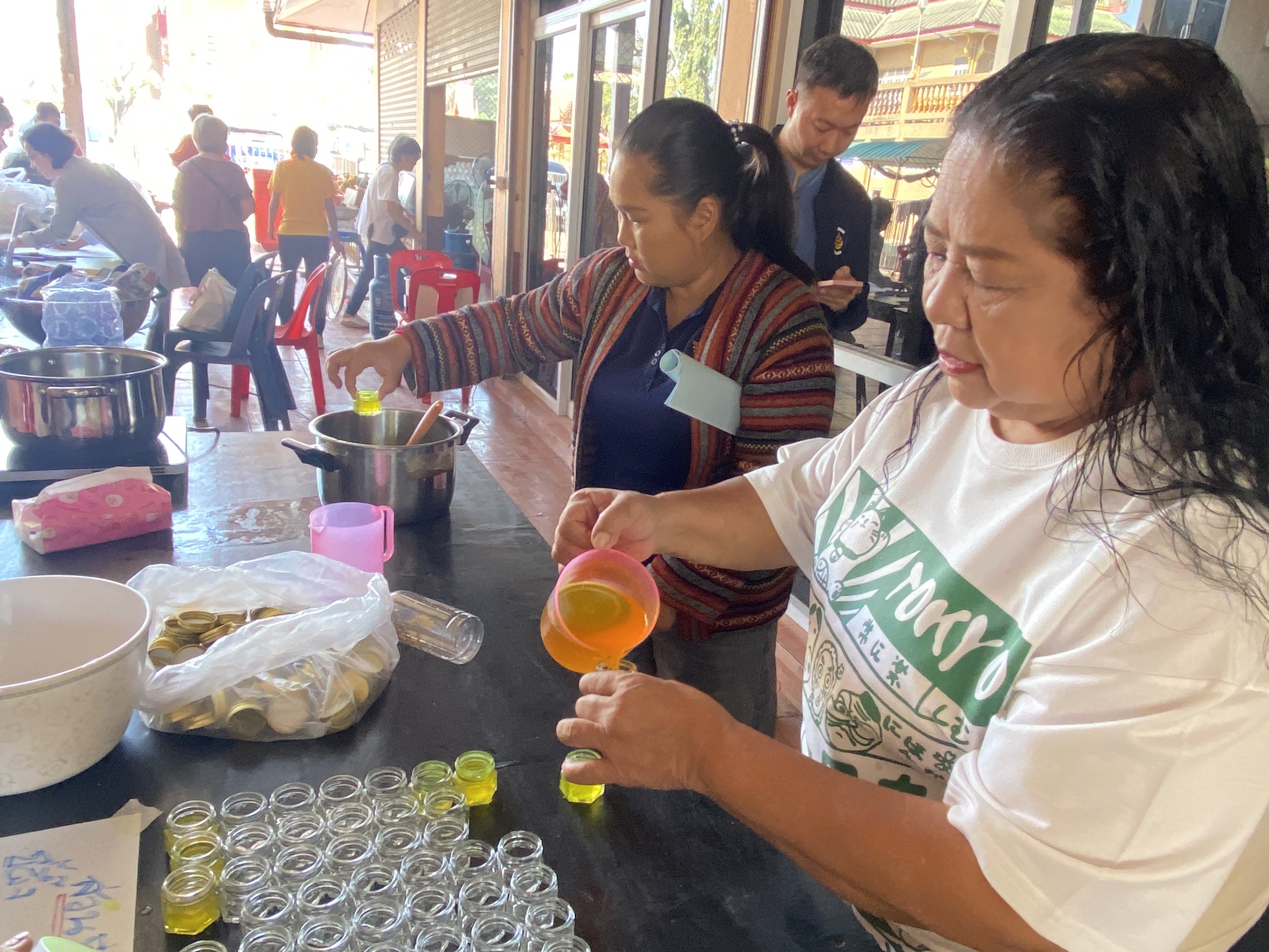 ”สพอ.ไทรน้อยดำเนินโครงการฝึกอบรมอาชีพครัวเรือนที่มีปัญหาด้านอาชีพและรายได้ตามแนวทางการสร้างสัมมาชีพชุมชน“