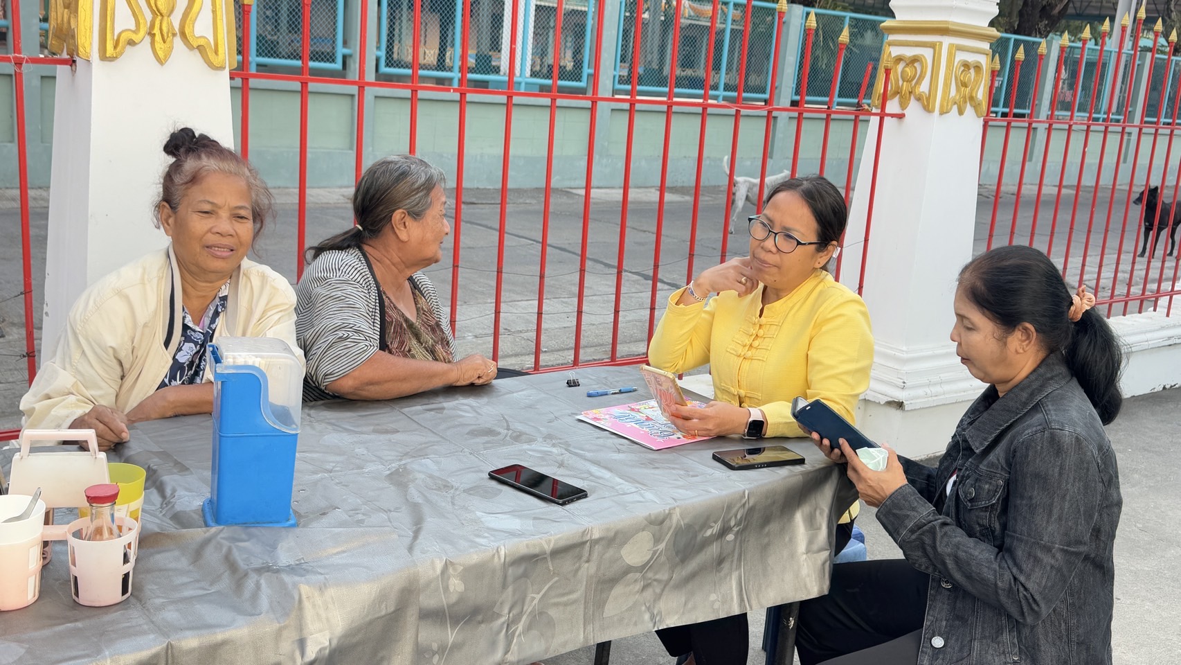 สพอ.เมืองนนทบุรีติดตามและรวบรวมข้อมูลเพิ่มเติมกลุ่มสมาชิกสตรีที่ขอรับ การสนับสนุนงบประมาณเงินทุนหมุนเวียนจากกองทุนพัฒนาบทบาทสตรีจังหวัดนนทบุรี