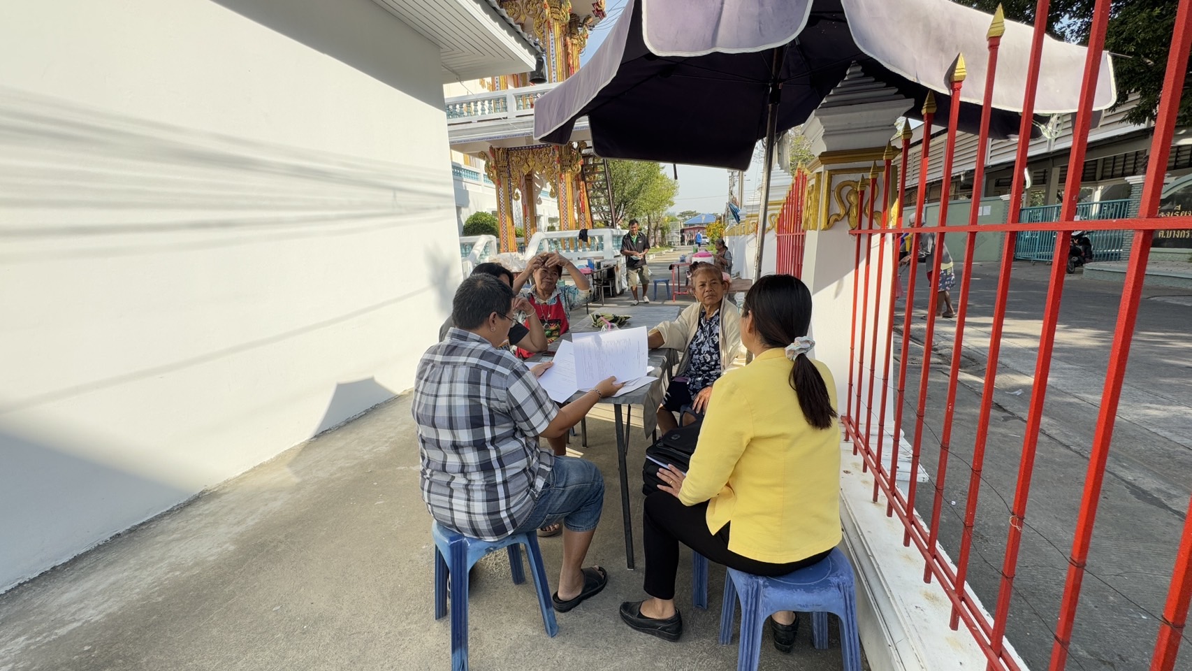 สพอ.เมืองนนทบุรีติดตามและรวบรวมข้อมูลเพิ่มเติมกลุ่มสมาชิกสตรีที่ขอรับ การสนับสนุนงบประมาณเงินทุนหมุนเวียนจากกองทุนพัฒนาบทบาทสตรีจังหวัดนนทบุรี
