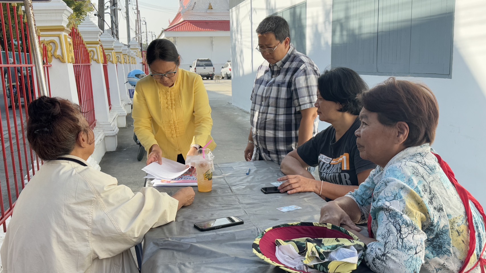 สพอ.เมืองนนทบุรีติดตามและรวบรวมข้อมูลเพิ่มเติมกลุ่มสมาชิกสตรีที่ขอรับ การสนับสนุนงบประมาณเงินทุนหมุนเวียนจากกองทุนพัฒนาบทบาทสตรีจังหวัดนนทบุรี