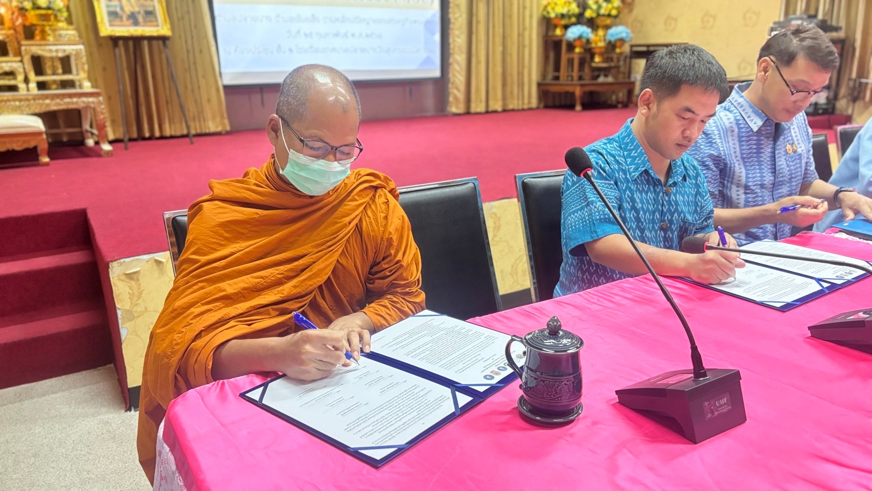 สพอ.บางกรวยร่วมกับอำเภอบางกรวย ทำพิธีลงนามบันทึกข้อตกลงความร่วมมือ (MOU) พัฒนาตำบลปลายบาง สู่ตำบลเข้มแข็ง ตามหลักปรัชญาของเศรษฐกิจพอเพียง