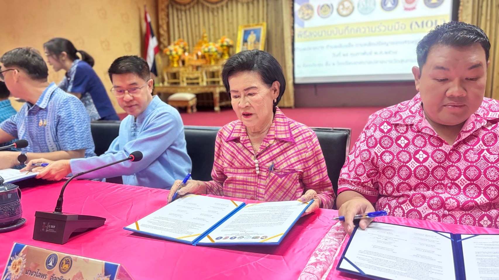 สพอ.บางกรวยร่วมกับอำเภอบางกรวย ทำพิธีลงนามบันทึกข้อตกลงความร่วมมือ (MOU) พัฒนาตำบลปลายบาง สู่ตำบลเข้มแข็ง ตามหลักปรัชญาของเศรษฐกิจพอเพียง