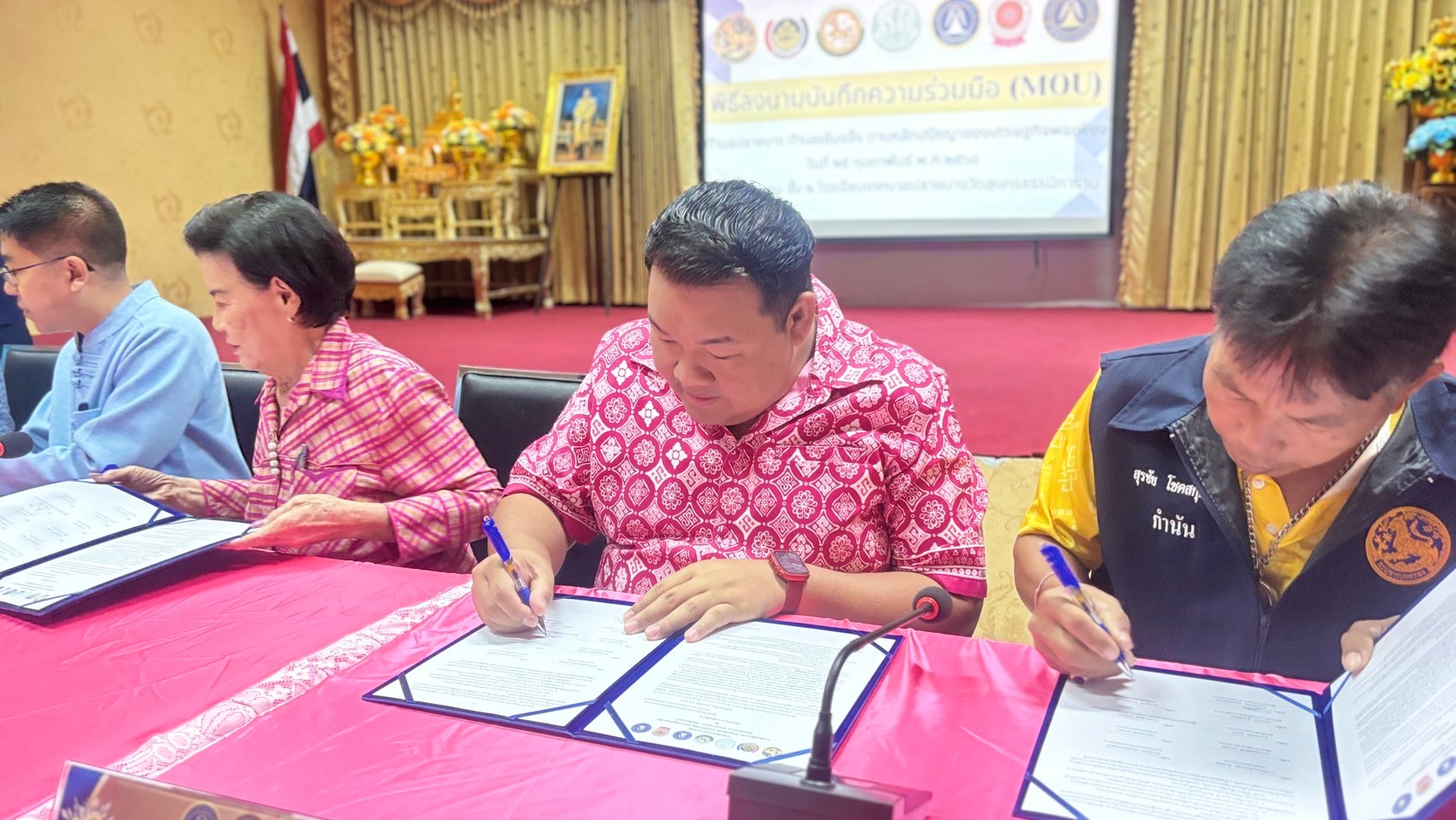 สพอ.บางกรวยร่วมกับอำเภอบางกรวย ทำพิธีลงนามบันทึกข้อตกลงความร่วมมือ (MOU) พัฒนาตำบลปลายบาง สู่ตำบลเข้มแข็ง ตามหลักปรัชญาของเศรษฐกิจพอเพียง