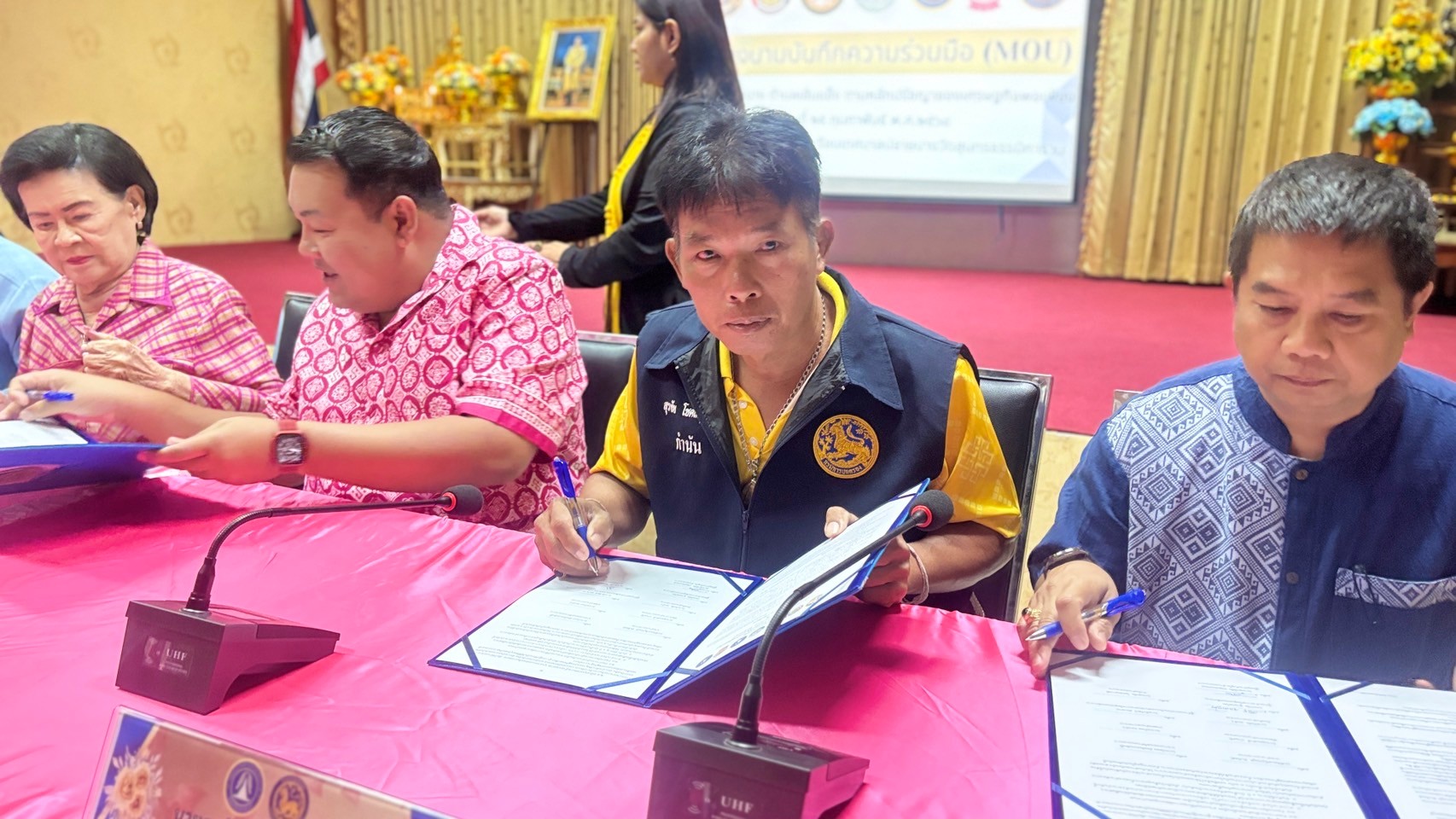 สพอ.บางกรวยร่วมกับอำเภอบางกรวย ทำพิธีลงนามบันทึกข้อตกลงความร่วมมือ (MOU) พัฒนาตำบลปลายบาง สู่ตำบลเข้มแข็ง ตามหลักปรัชญาของเศรษฐกิจพอเพียง