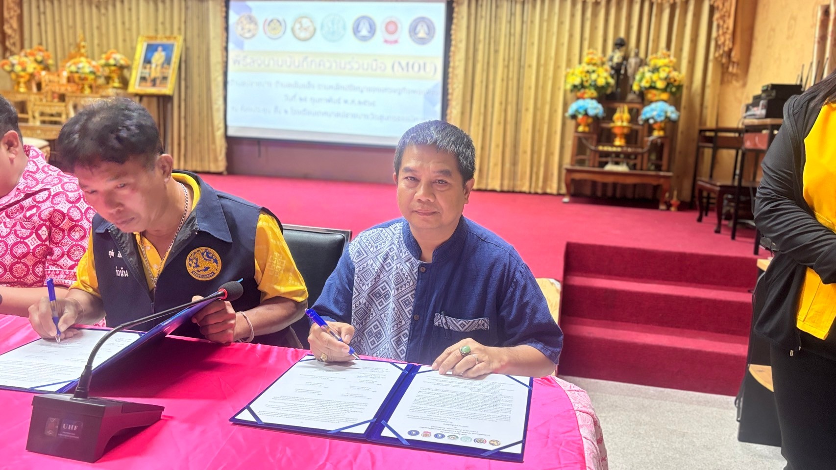 สพอ.บางกรวยร่วมกับอำเภอบางกรวย ทำพิธีลงนามบันทึกข้อตกลงความร่วมมือ (MOU) พัฒนาตำบลปลายบาง สู่ตำบลเข้มแข็ง ตามหลักปรัชญาของเศรษฐกิจพอเพียง