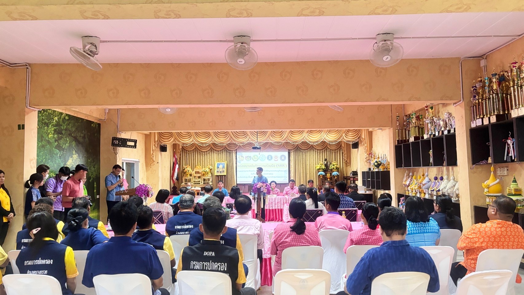 สพอ.บางกรวยร่วมกับอำเภอบางกรวย ทำพิธีลงนามบันทึกข้อตกลงความร่วมมือ (MOU) พัฒนาตำบลปลายบาง สู่ตำบลเข้มแข็ง ตามหลักปรัชญาของเศรษฐกิจพอเพียง