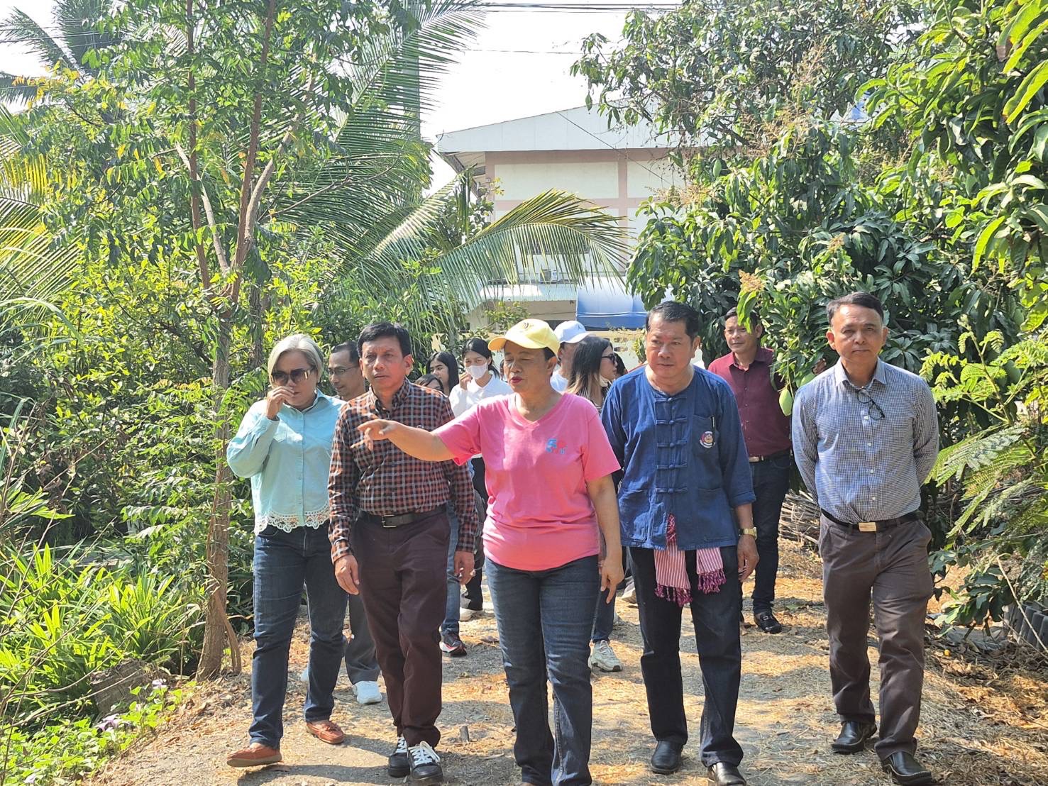 “พช.นนทบุรี ร่วมกับ สพอ.ไทรน้อยต้อนรับคณะศึกษาดูงานศูนย์เรียนรู้การพัฒนาคุณภาพชีวิตตามหลักทฤษฎีใหม่ ประยุกต์สู่ “โคก หนอง นา”