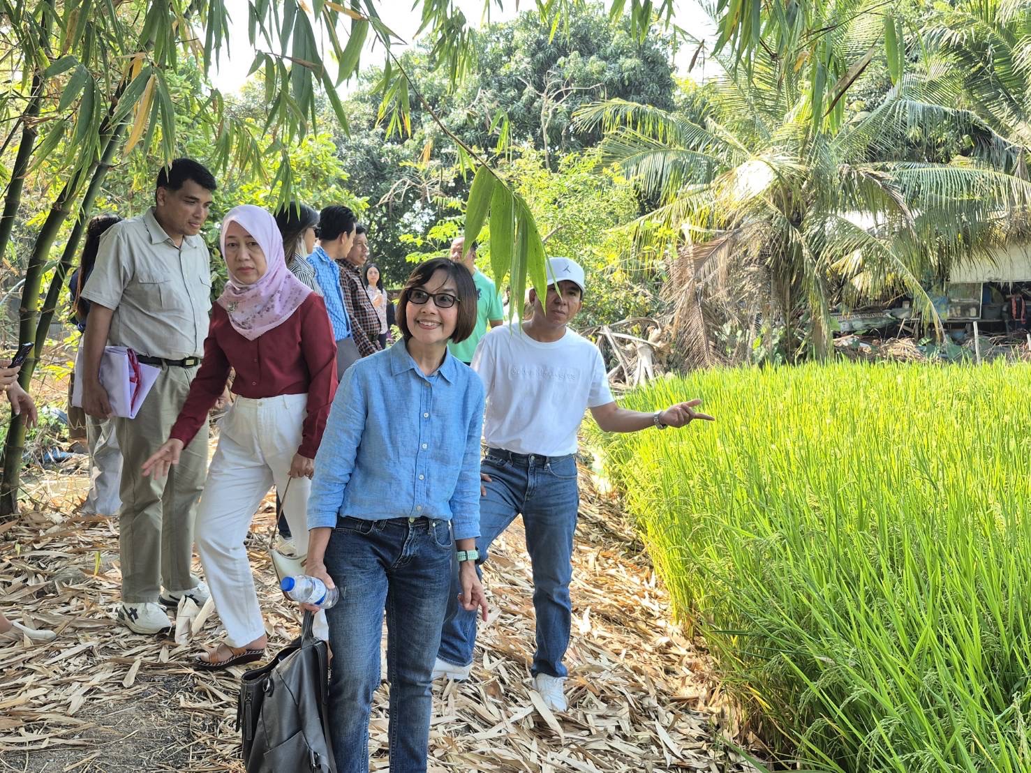 “พช.นนทบุรี ร่วมกับ สพอ.ไทรน้อยต้อนรับคณะศึกษาดูงานศูนย์เรียนรู้การพัฒนาคุณภาพชีวิตตามหลักทฤษฎีใหม่ ประยุกต์สู่ “โคก หนอง นา”