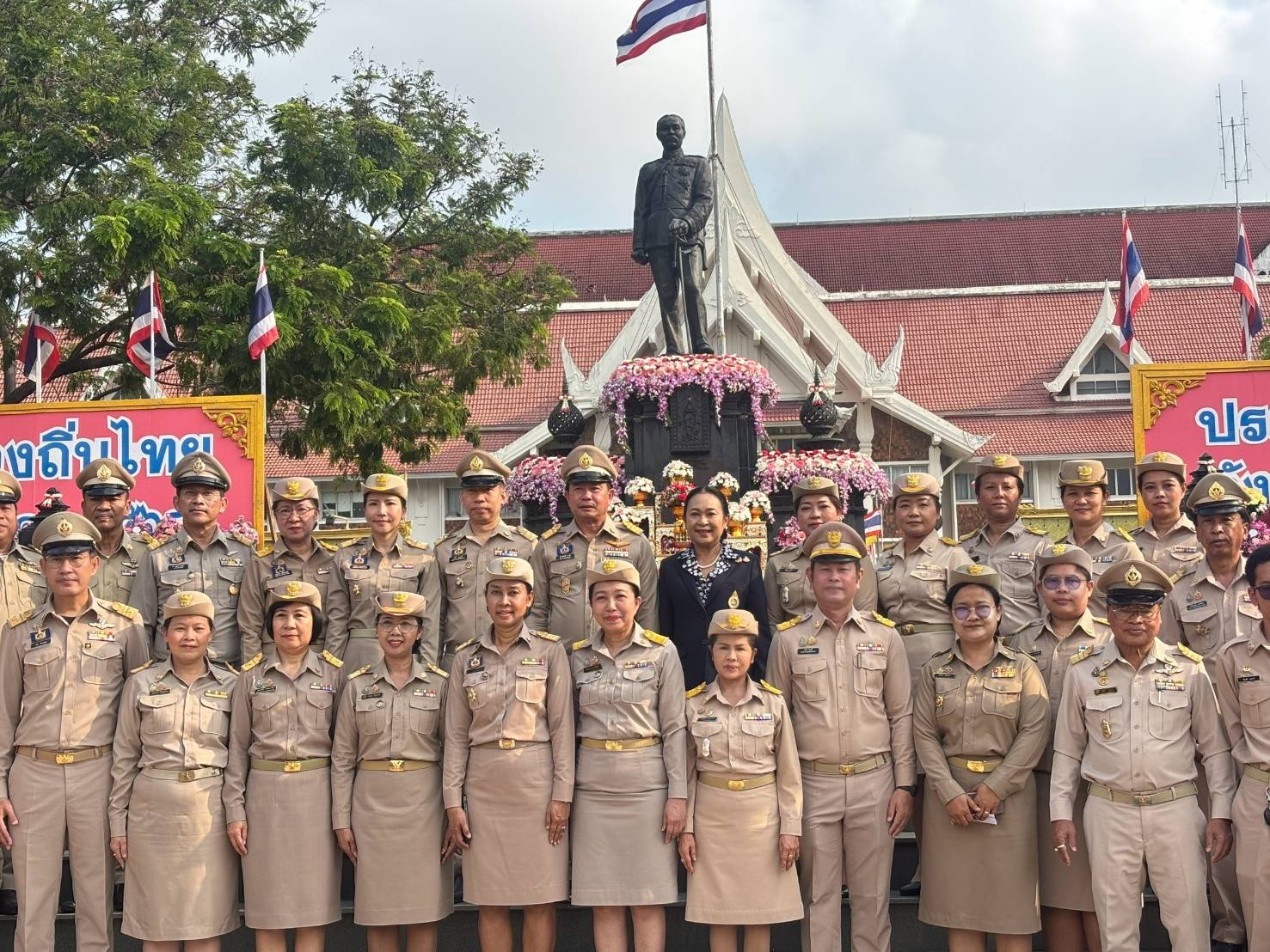 พช.นนทบุรีร่วมพิธีวันท้องถิ่นไทยน้อมรำลึกถึงพระมหากรุณาธิคุณของพระบาทสมเด็จพระจุลจอมเกล้าเจ้าอยู่หัว