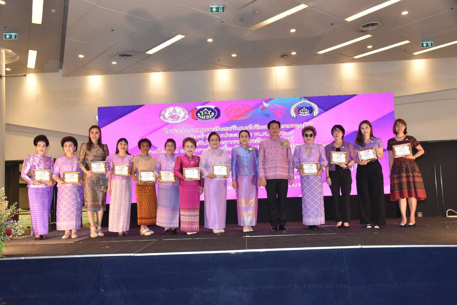 พช.นนทบุรี ร่วมกับ กพสจ. และ พม. จัดงานวันสตรีสากล ปี 2568 รวมพลังสตรีนนท์ สร้างโอกาส สร้างรายได้ พัฒนาสังคมทุกมิติ