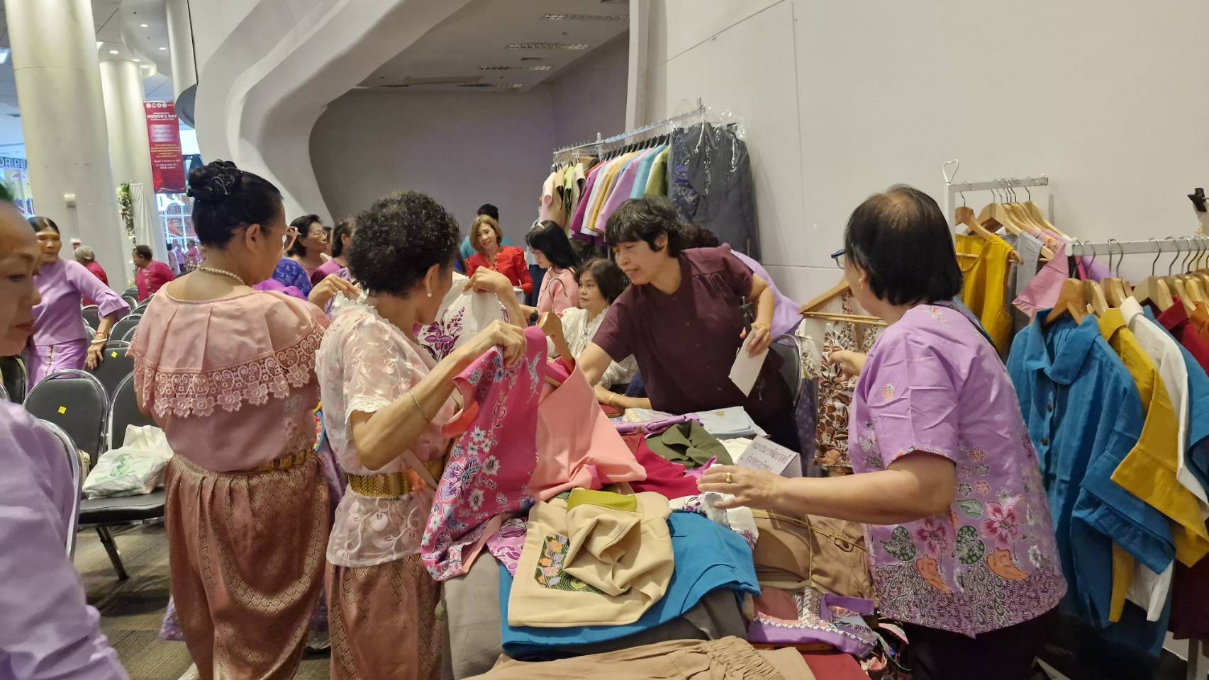 พช.นนทบุรี ร่วมกับ กพสจ. และ พม. จัดงานวันสตรีสากล ปี 2568 รวมพลังสตรีนนท์ สร้างโอกาส สร้างรายได้ พัฒนาสังคมทุกมิติ