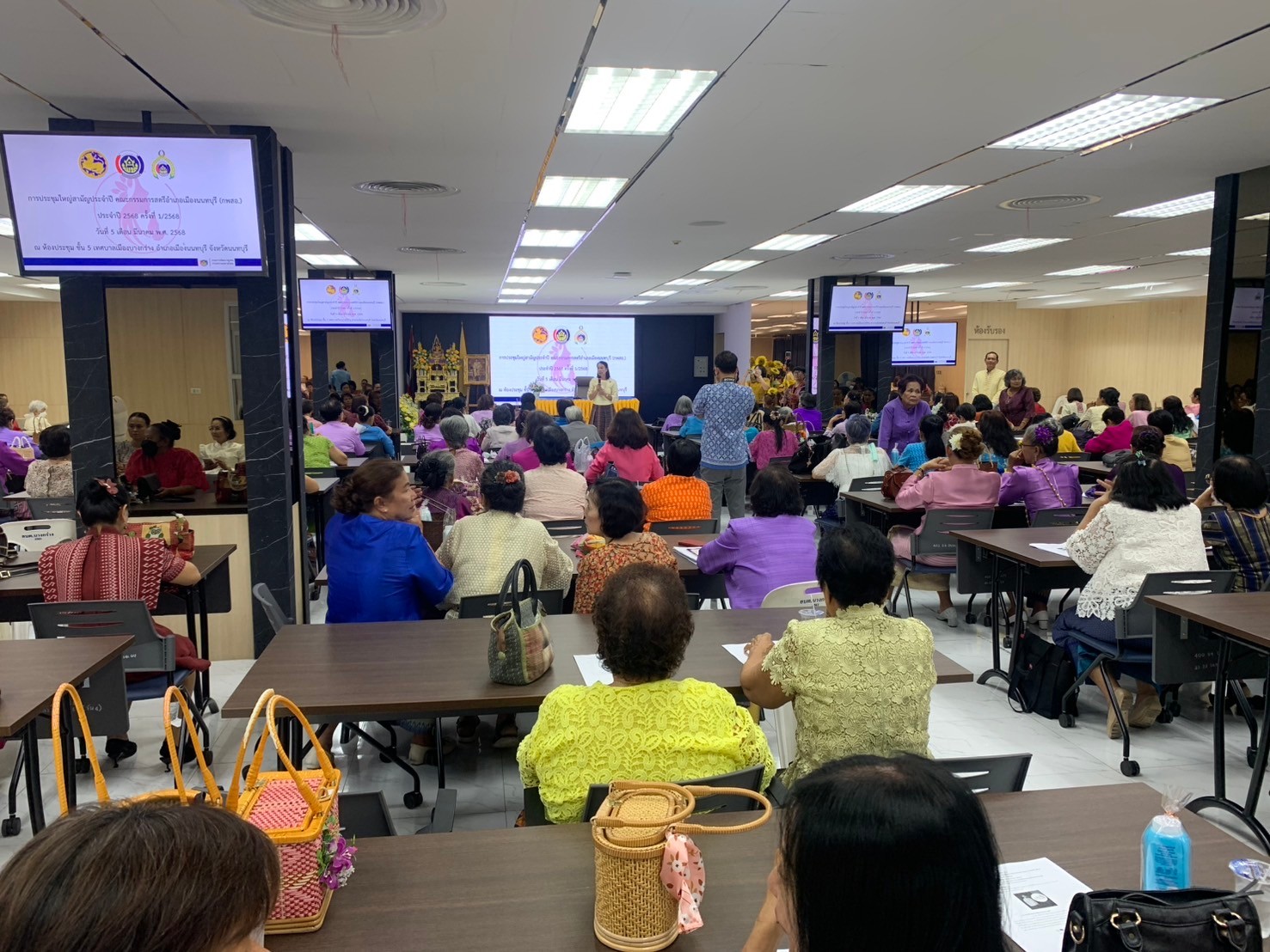 พช.นนทบุรี ร่วมพิธีเปิดการประชุมสามัญประจำปี คณะกรรมการพัฒนาสตรีอำเภอเมืองนนทบุรีและสมาชิก และร่วมเป็นวิทยากรบรรยาย