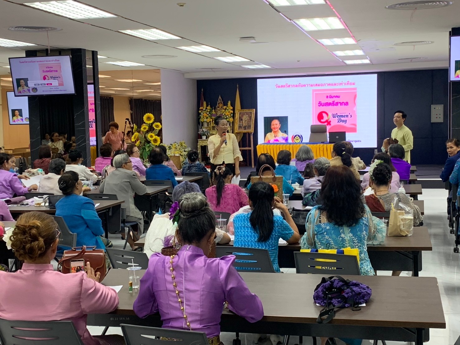 พช.นนทบุรี ร่วมพิธีเปิดการประชุมสามัญประจำปี คณะกรรมการพัฒนาสตรีอำเภอเมืองนนทบุรีและสมาชิก และร่วมเป็นวิทยากรบรรยาย