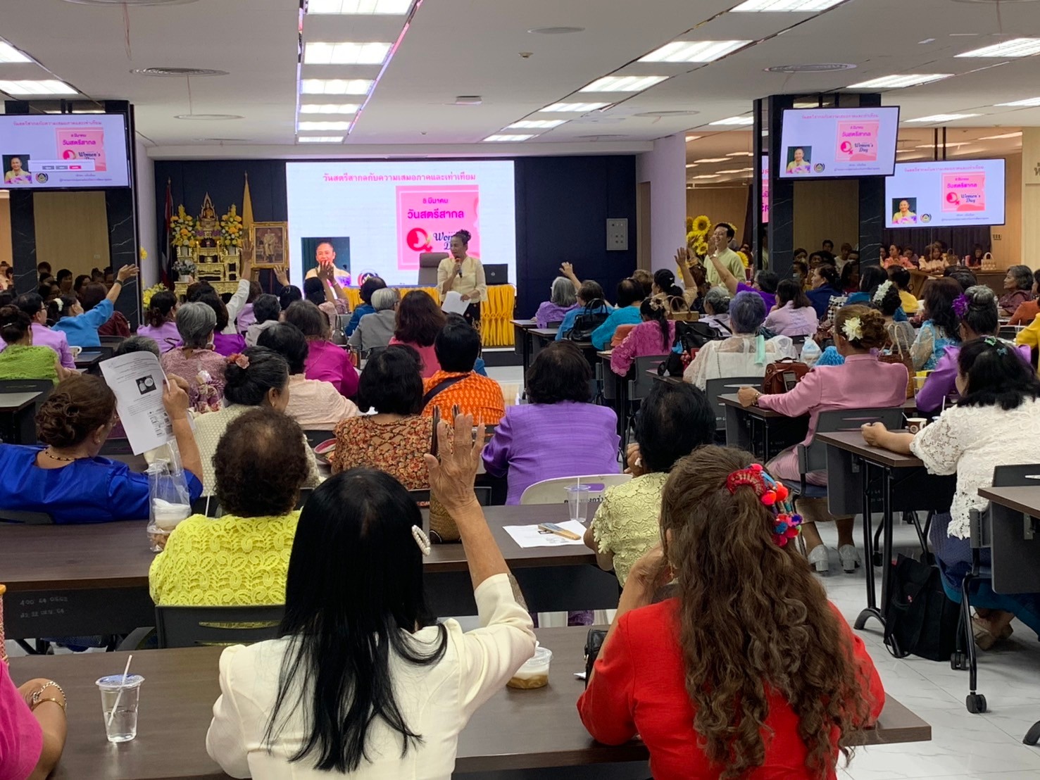 พช.นนทบุรี ร่วมพิธีเปิดการประชุมสามัญประจำปี คณะกรรมการพัฒนาสตรีอำเภอเมืองนนทบุรีและสมาชิก และร่วมเป็นวิทยากรบรรยาย