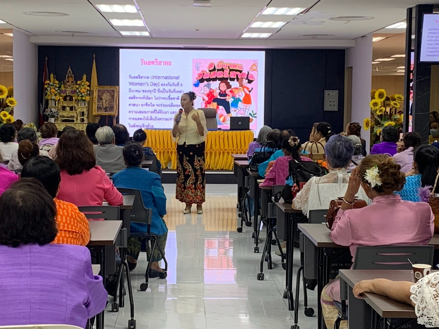 พช.นนทบุรี ร่วมพิธีเปิดการประชุมสามัญประจำปี คณะกรรมการพัฒนาสตรีอำเภอเมืองนนทบุรีและสมาชิก และร่วมเป็นวิทยากรบรรยาย