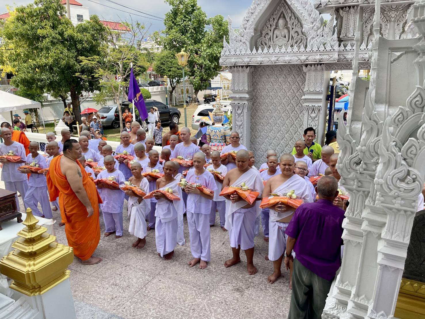 จังหวัดนนทบุรีจัดพิธีเจริญพระพุทธมนต์และพิธีบรรพชาสามเณรเพื่อเฉลิมพระเกียรติสมเด็จพระกนิษฐาธิราชเจ้า กรมสมเด็จพระเทพรัตนราชสุดาฯ สยามบรมราชกุมารี เนื่องในโอกาสวันคล้ายวันพระสมภพ 2 เมษายน