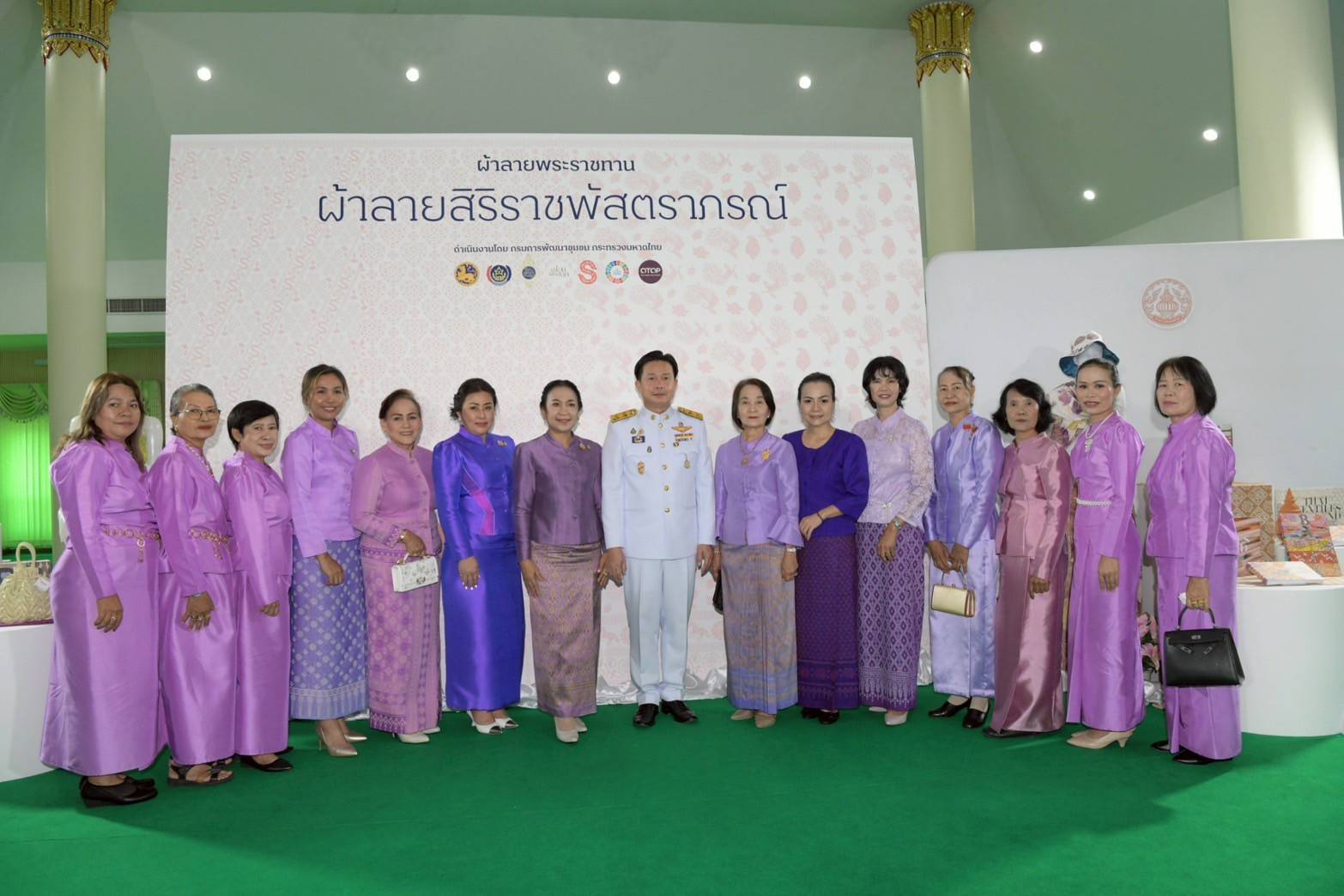 จังหวัดนนทบุรีจัดพิธีมอบแบบลายผ้าพระราชทาน “ผ้าลายศิริราชพัสตราภรณ์”
